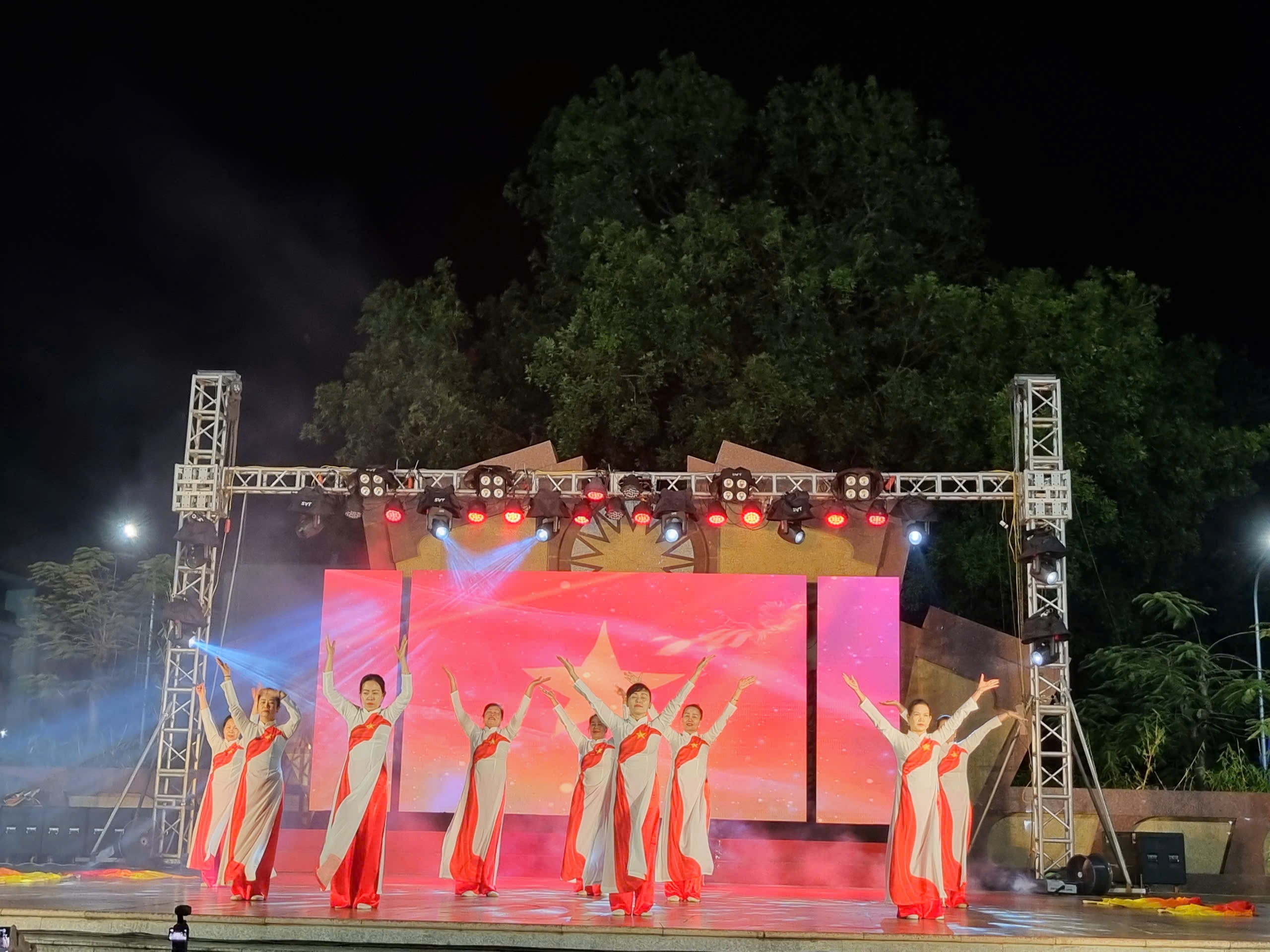 Hội LHPN xã Sóc Sơn: “Xuân yêu thương - Tết gắn kết”, trao quà cho phụ nữ và trẻ em có hoàn cảnh khó khăn  - ảnh 5