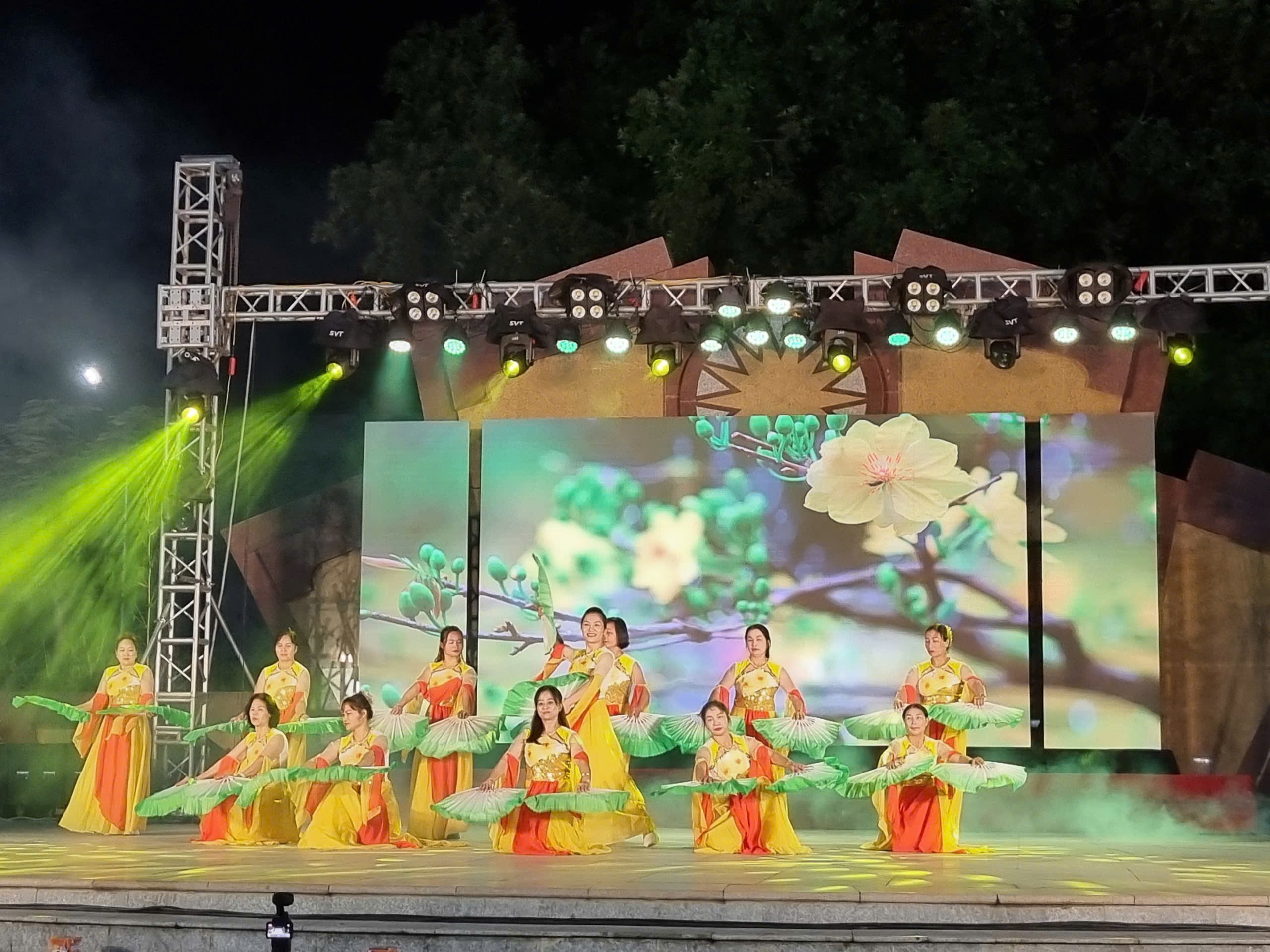 Hội LHPN xã Sóc Sơn: “Xuân yêu thương - Tết gắn kết”, trao quà cho phụ nữ và trẻ em có hoàn cảnh khó khăn  - ảnh 3