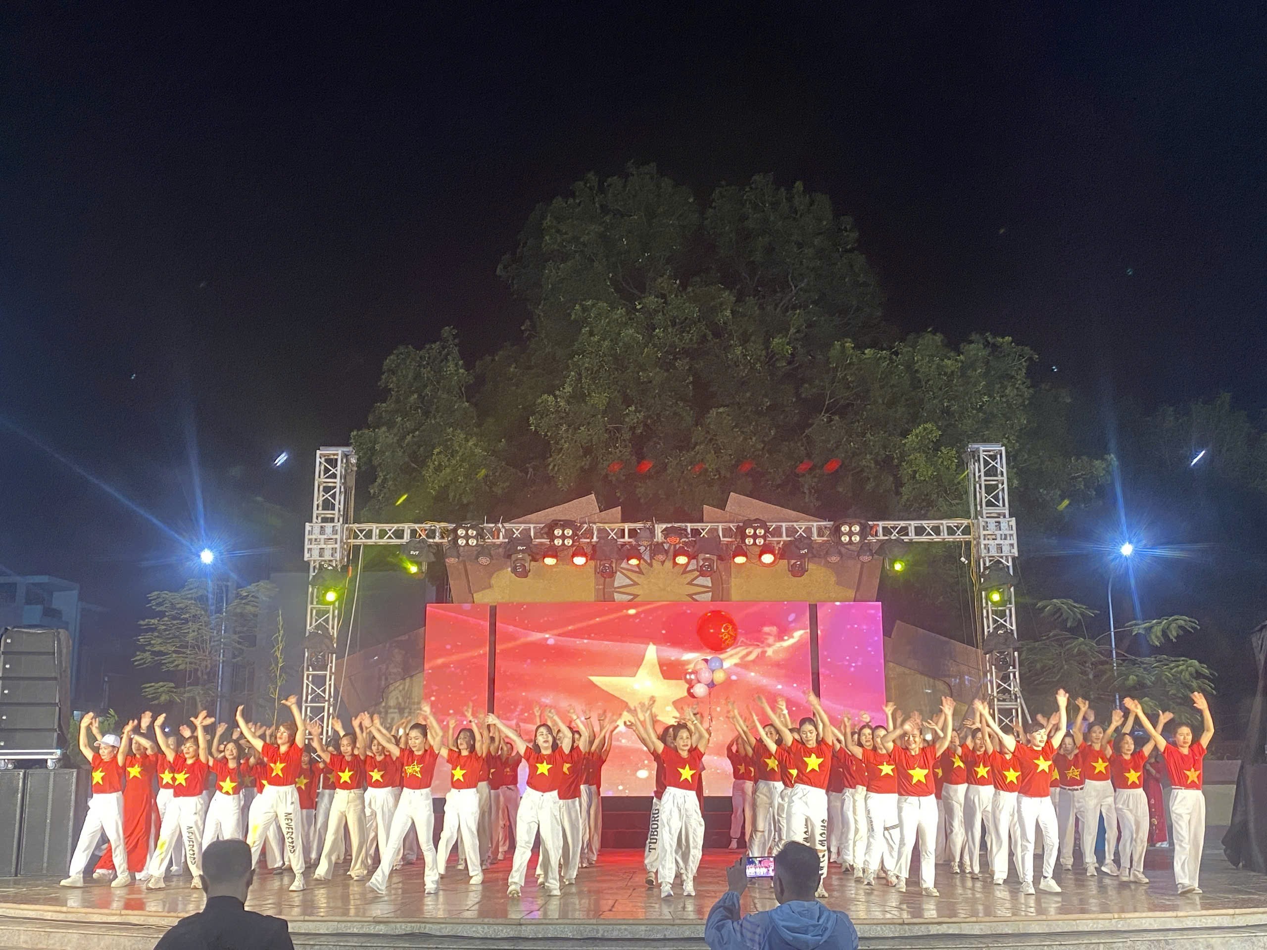 Hội LHPN xã Sóc Sơn: “Xuân yêu thương - Tết gắn kết”, trao quà cho phụ nữ và trẻ em có hoàn cảnh khó khăn  - ảnh 6