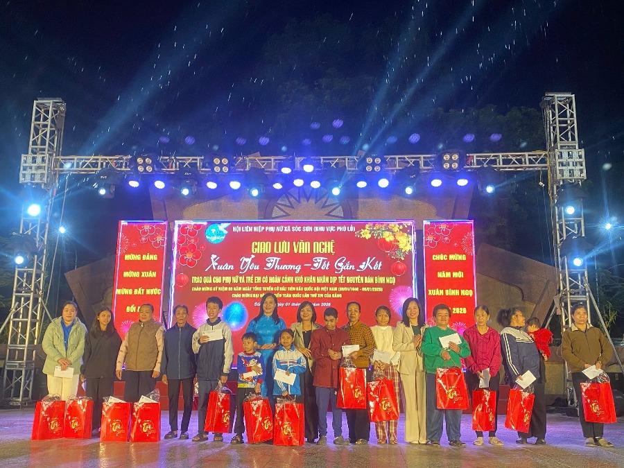 Hội LHPN xã Sóc Sơn: “Xuân yêu thương - Tết gắn kết”, trao quà cho phụ nữ và trẻ em có hoàn cảnh khó khăn  - ảnh 1