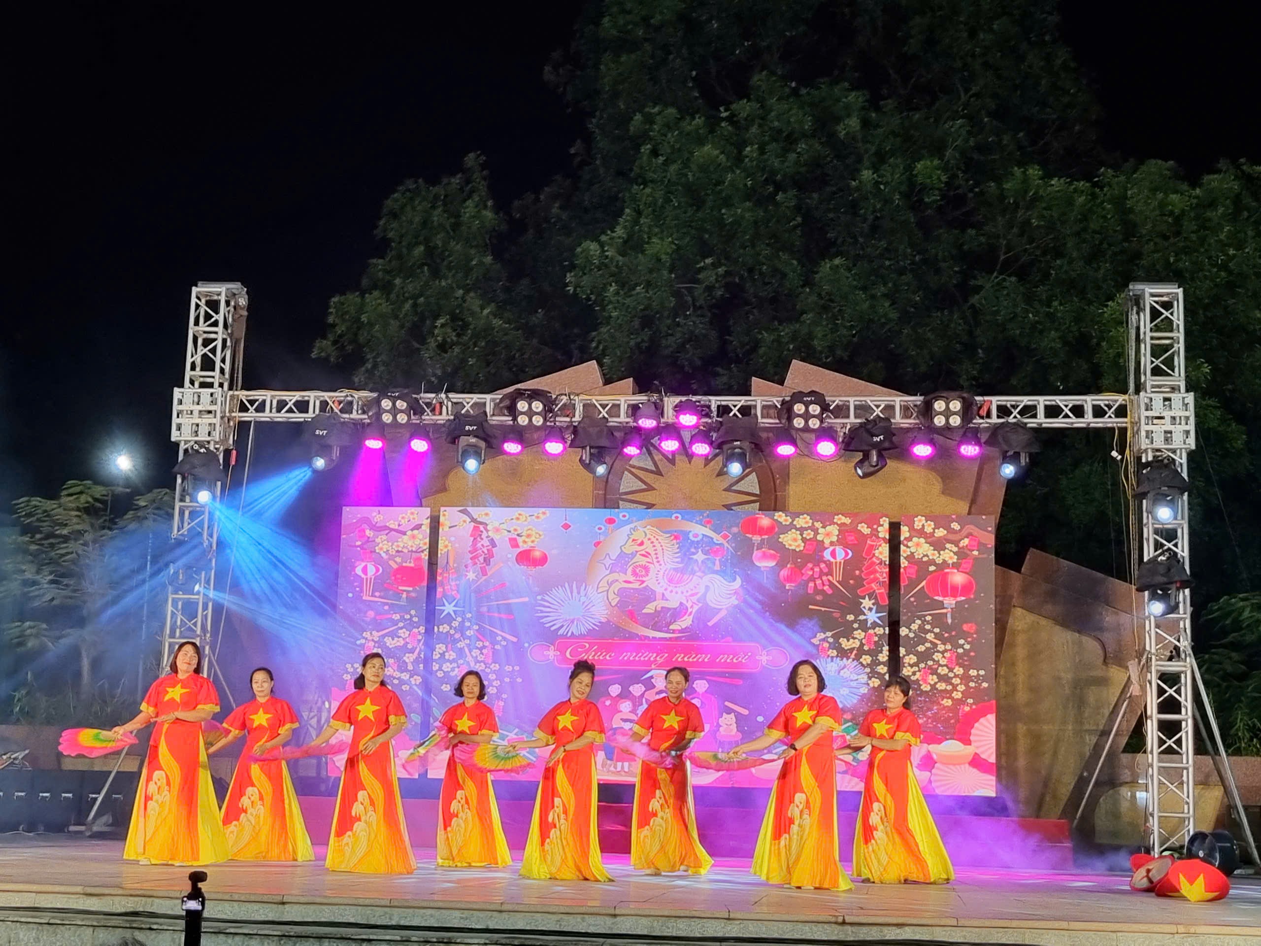 Hội LHPN xã Sóc Sơn: “Xuân yêu thương - Tết gắn kết”, trao quà cho phụ nữ và trẻ em có hoàn cảnh khó khăn  - ảnh 4