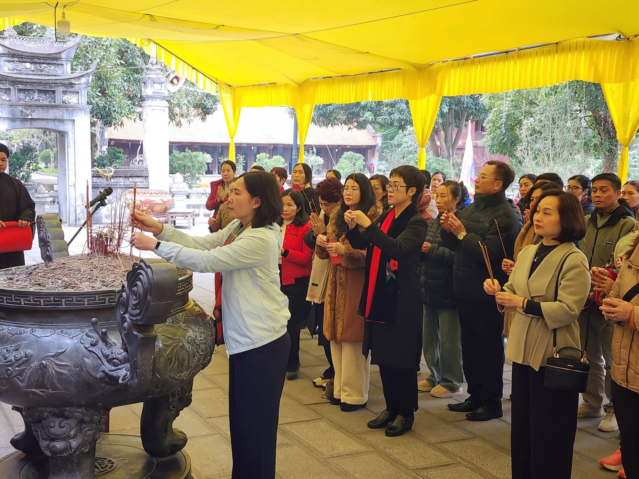Chi bộ Ban Công tác Phụ nữ: Giáo dục truyền thống từ hoạt động về nguồn tại Đền thờ Hai Bà Trưng - ảnh 2