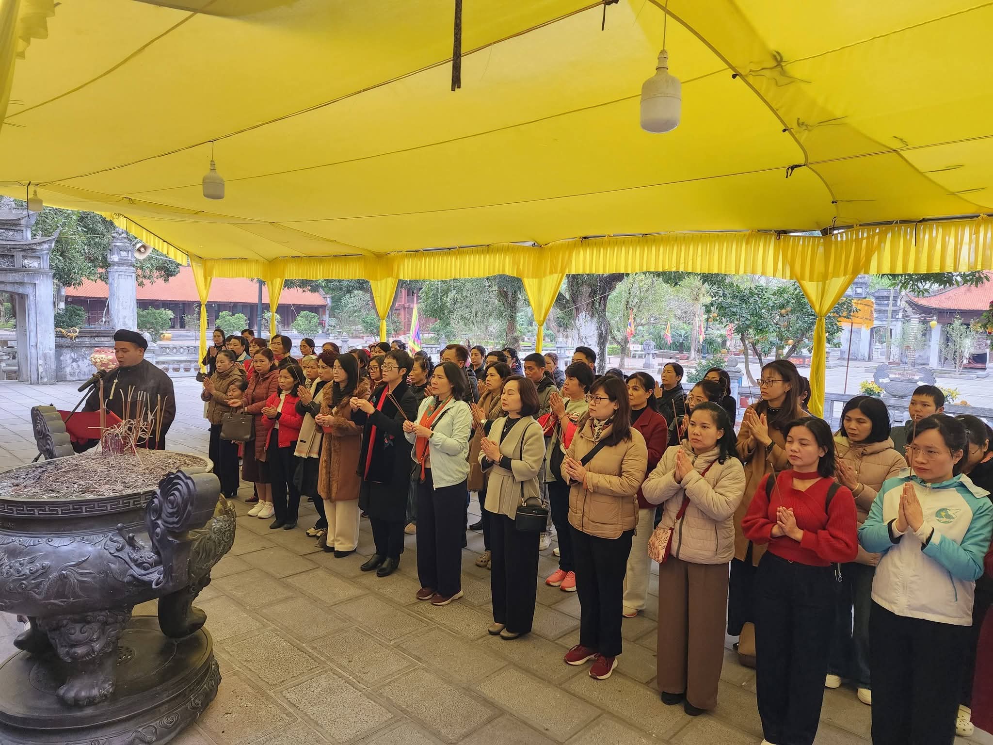 Chi bộ Ban Công tác Phụ nữ: Giáo dục truyền thống từ hoạt động về nguồn tại Đền thờ Hai Bà Trưng - ảnh 1