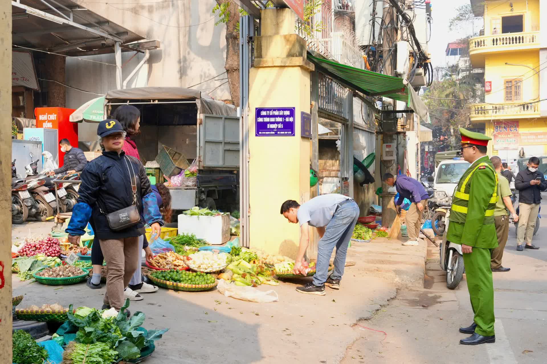 Phường Hồng Hà ra quân giải tỏa các chợ tạm, chợ cóc đảm bảo vệ sinh môi trường và an toàn giao thông - ảnh 1
