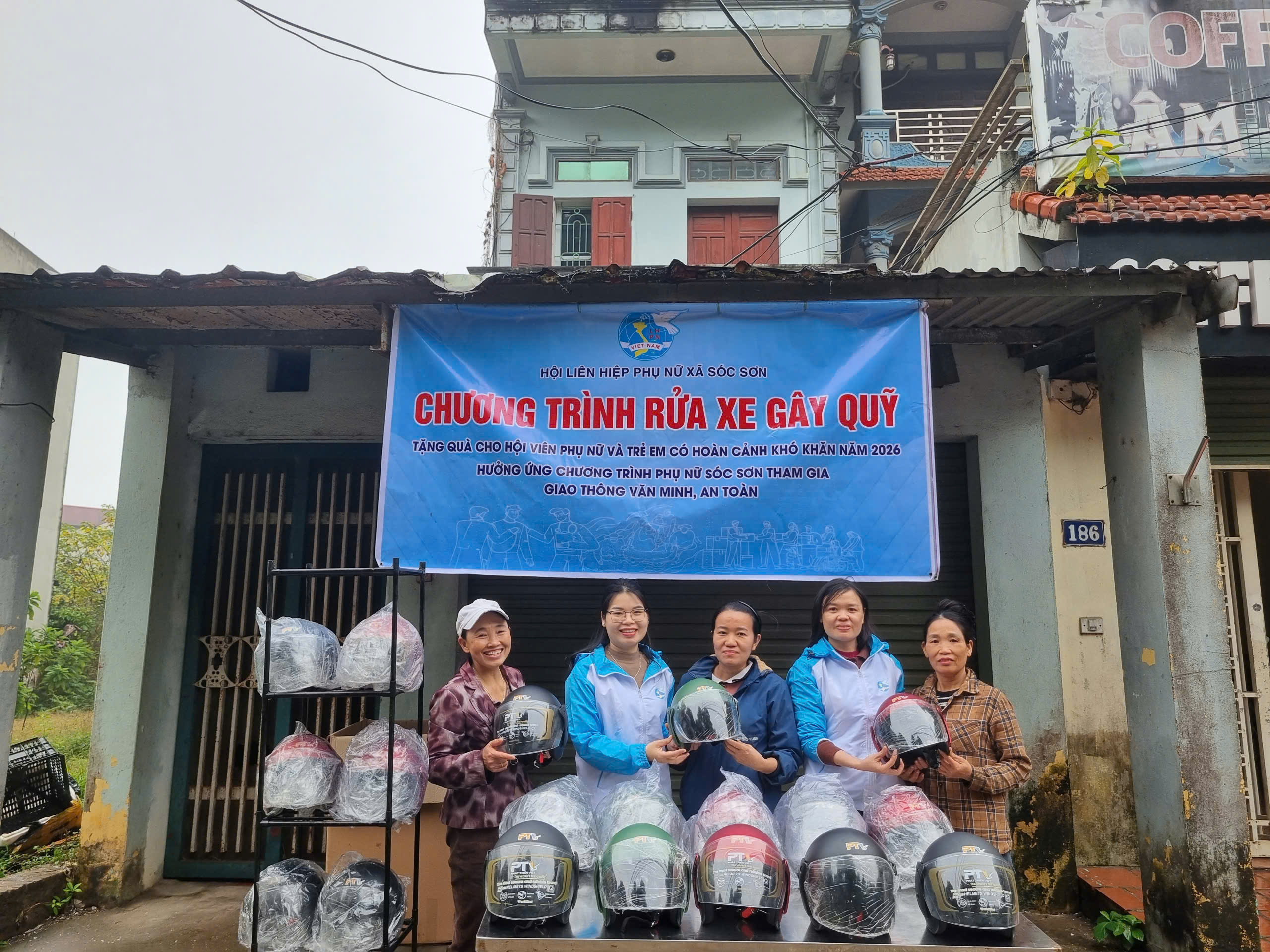 Hội LHPN xã Sóc Sơn tổ chức chương trình “Rửa xe gây quỹ từ thiện” giúp phụ nữ có hoàn cảnh khó khăn - ảnh 2