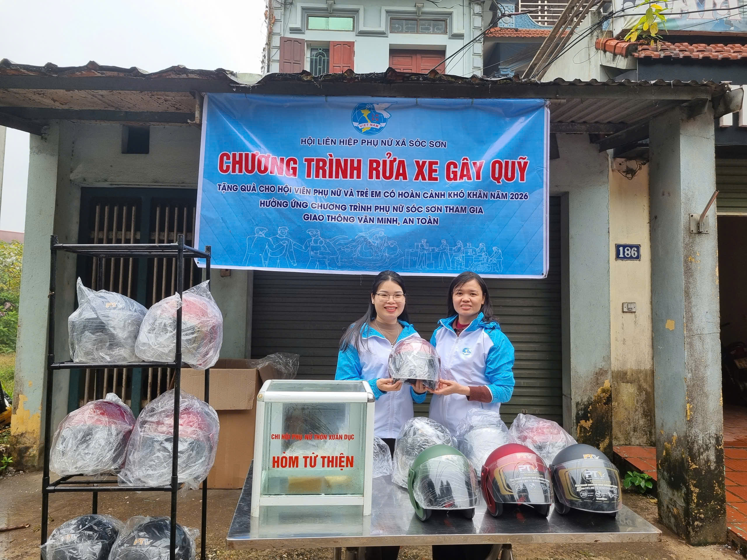 Hội LHPN xã Sóc Sơn tổ chức chương trình “Rửa xe gây quỹ từ thiện” giúp phụ nữ có hoàn cảnh khó khăn - ảnh 1