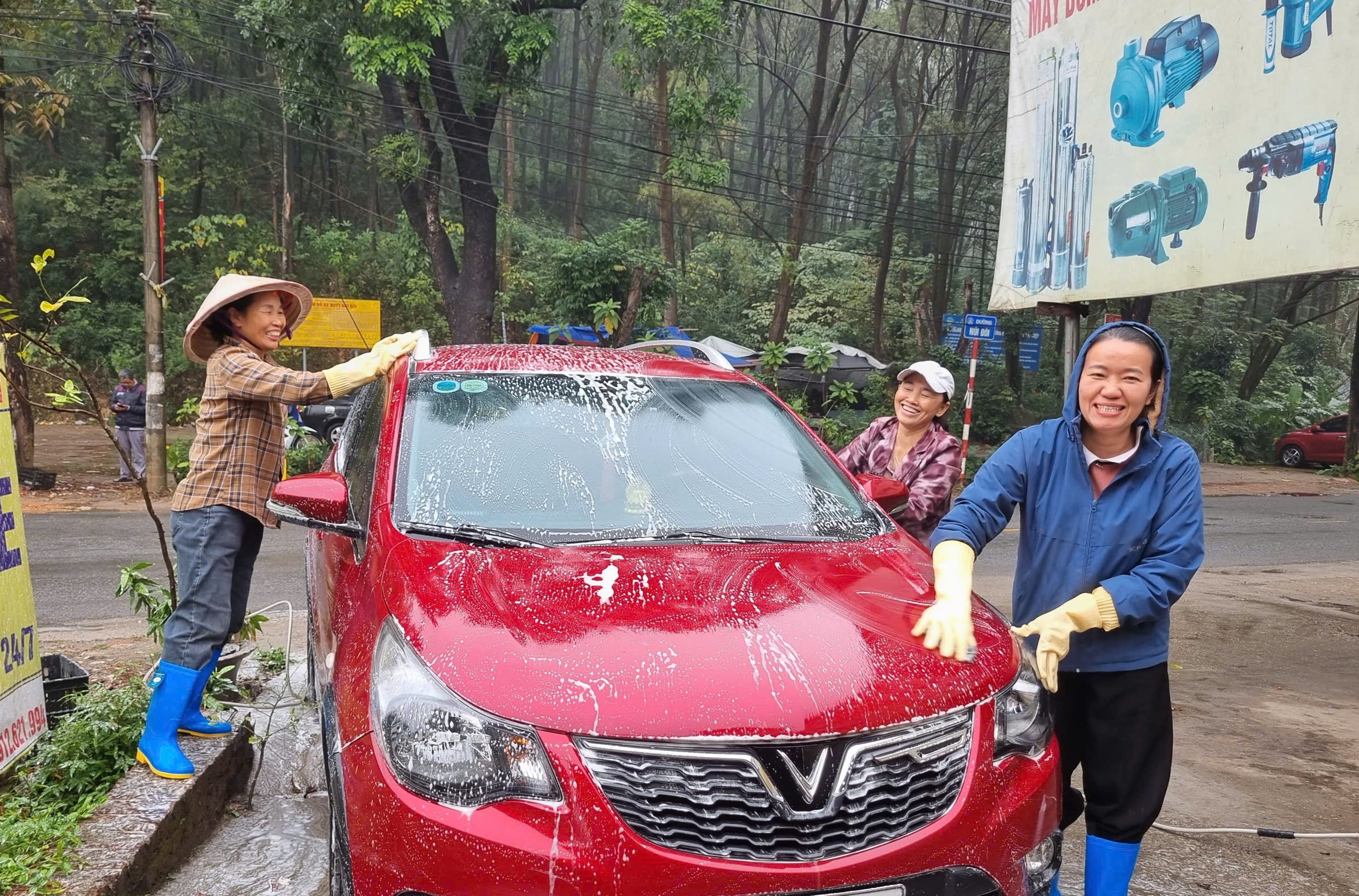 Hội LHPN xã Sóc Sơn tổ chức chương trình “Rửa xe gây quỹ từ thiện” giúp phụ nữ có hoàn cảnh khó khăn - ảnh 3