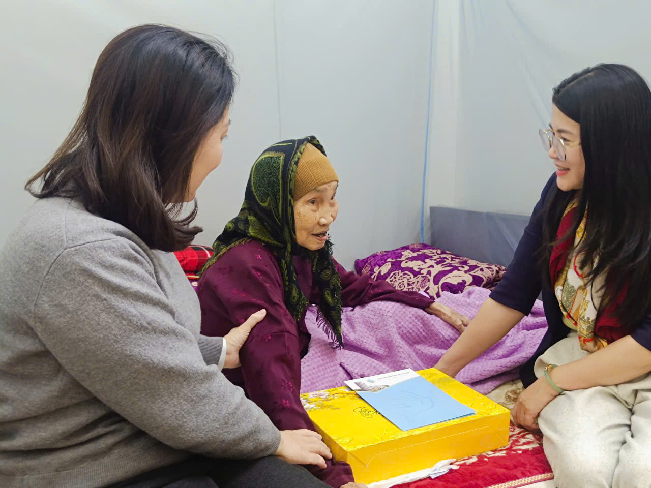 Hội LHPN Hà Nội thăm, tặng quà Tết Mẹ Việt Nam Anh hùng Nguyễn Thị Tàu tại xã Tây Phương - ảnh 2