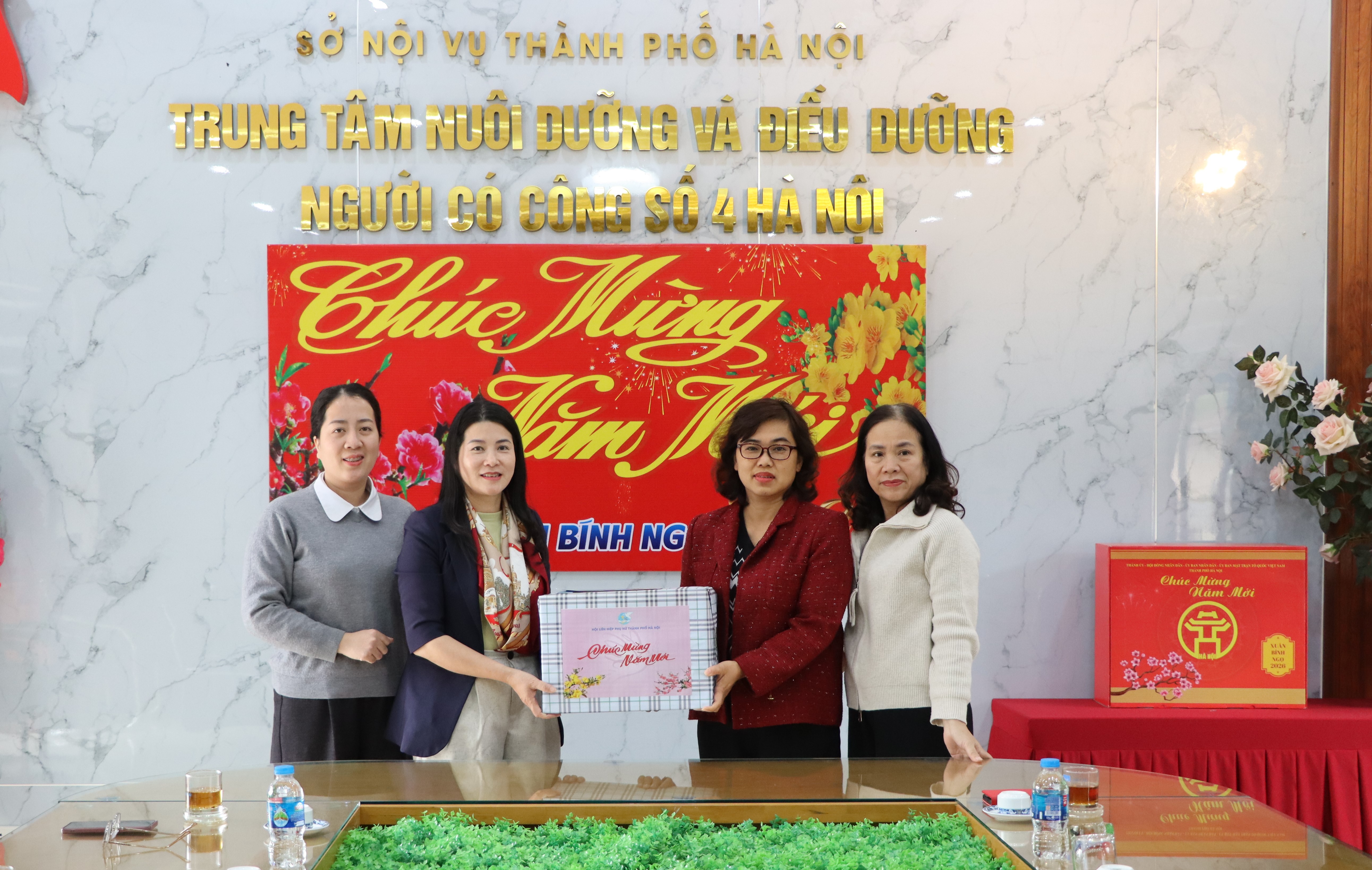 Hội LHPN Hà Nội thăm, tặng quà Tết Mẹ Việt Nam Anh hùng Nguyễn Thị Tàu tại xã Tây Phương - ảnh 3