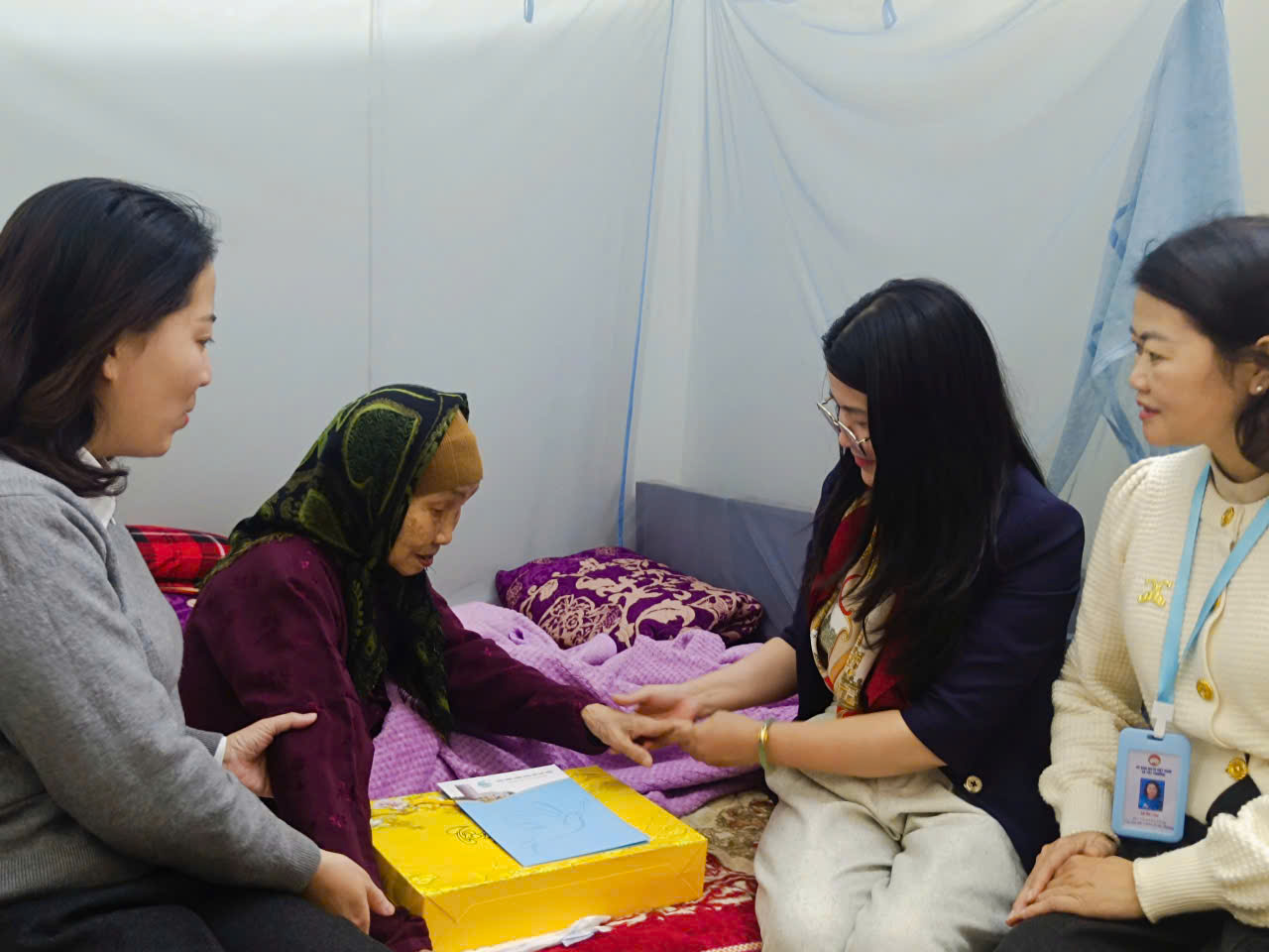 Hội LHPN Hà Nội thăm, tặng quà Tết Mẹ Việt Nam Anh hùng Nguyễn Thị Tàu tại xã Tây Phương - ảnh 1