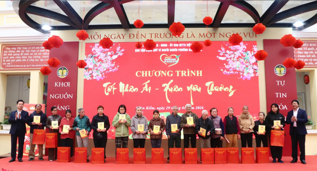 Phường Hoàn Kiếm tổ chức chương trình “Tết nhân ái - Xuân yêu thương” trao quà cho các hộ gia đình có hoàn cảnh khó khăn - ảnh 1