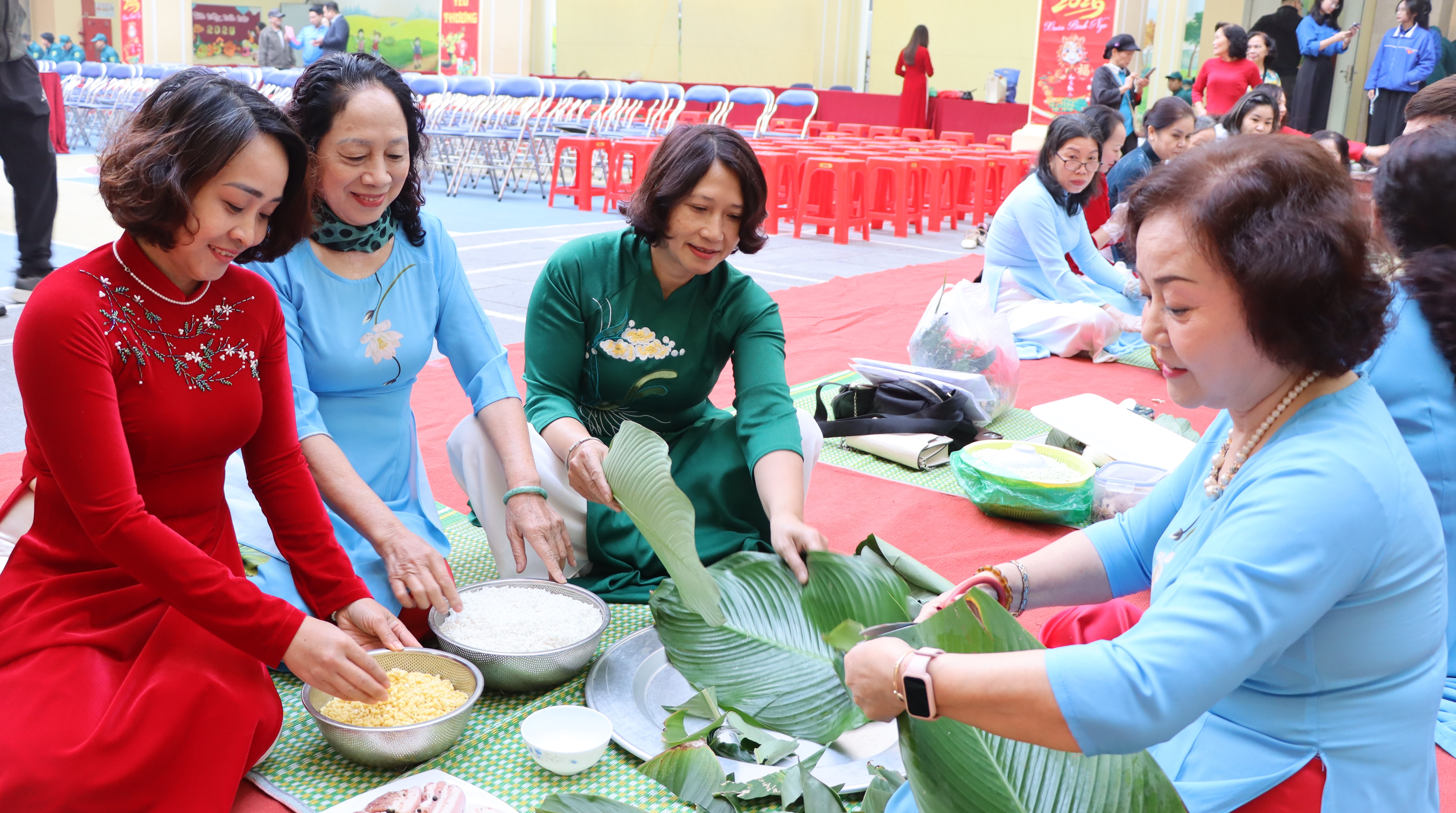 Hội LHPN phường Hoàn Kiếm tưng bừng thi gói bánh chưng, lan tỏa yêu thương nhân dịp Tết Nguyên đán Bính Ngọ - ảnh 7