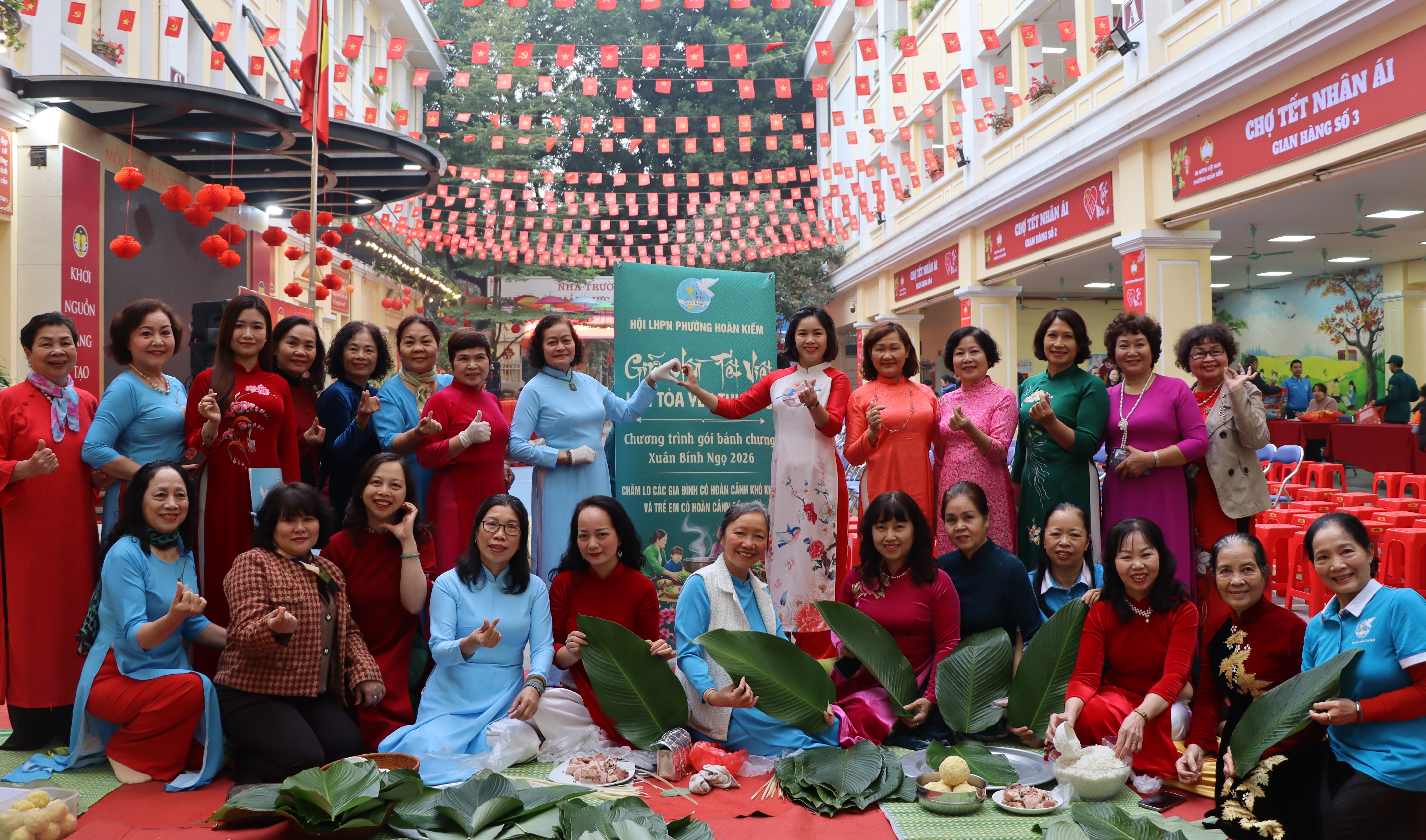 Hội LHPN phường Hoàn Kiếm tưng bừng thi gói bánh chưng, lan tỏa yêu thương nhân dịp Tết Nguyên đán Bính Ngọ - ảnh 14