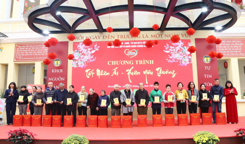 Phường Hoàn Kiếm tổ chức chương trình “Tết nhân ái - Xuân yêu thương” trao quà cho các hộ gia đình có hoàn cảnh khó khăn - ảnh 3