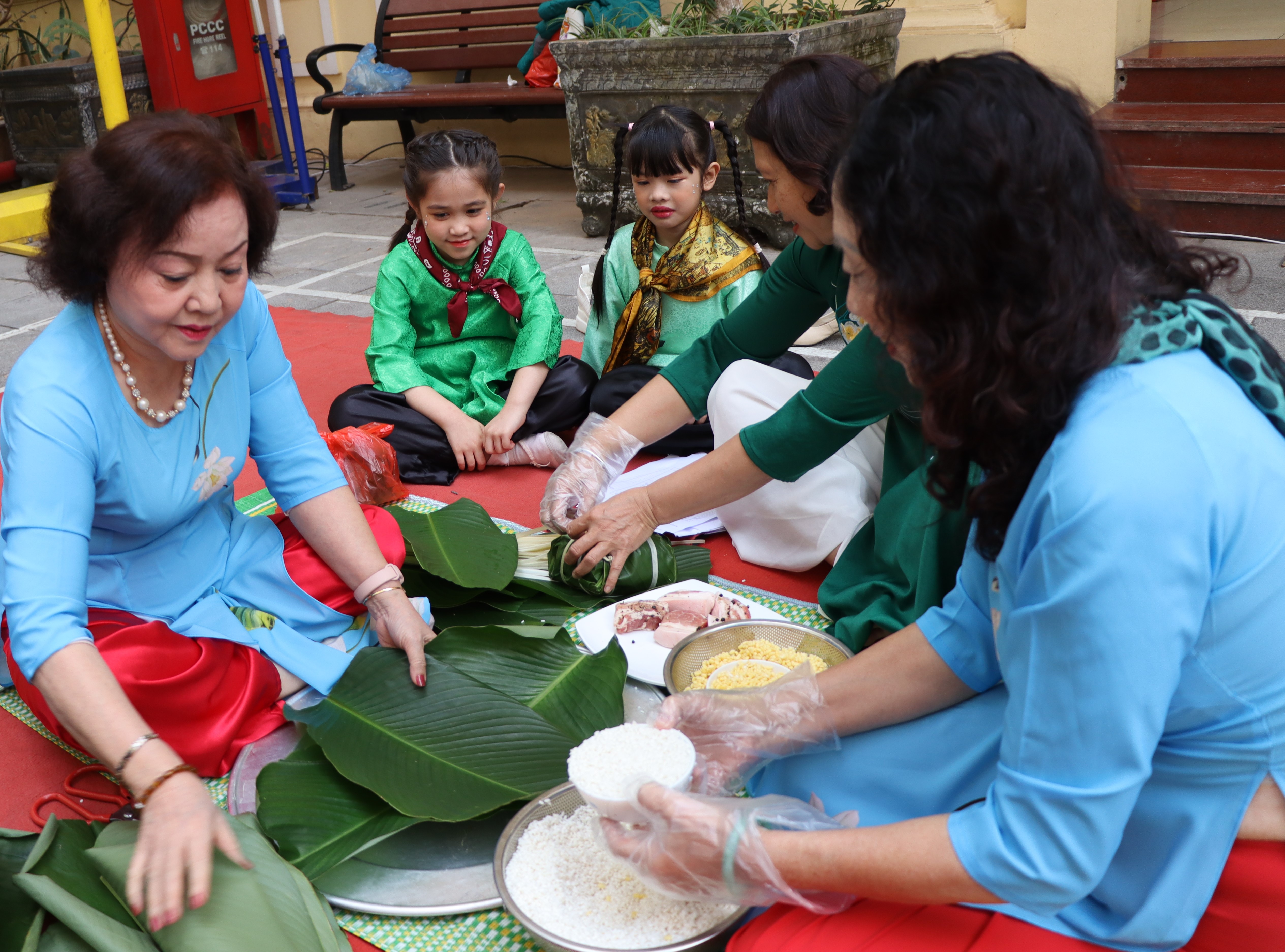 Hội LHPN phường Hoàn Kiếm tưng bừng thi gói bánh chưng, lan tỏa yêu thương nhân dịp Tết Nguyên đán Bính Ngọ - ảnh 4