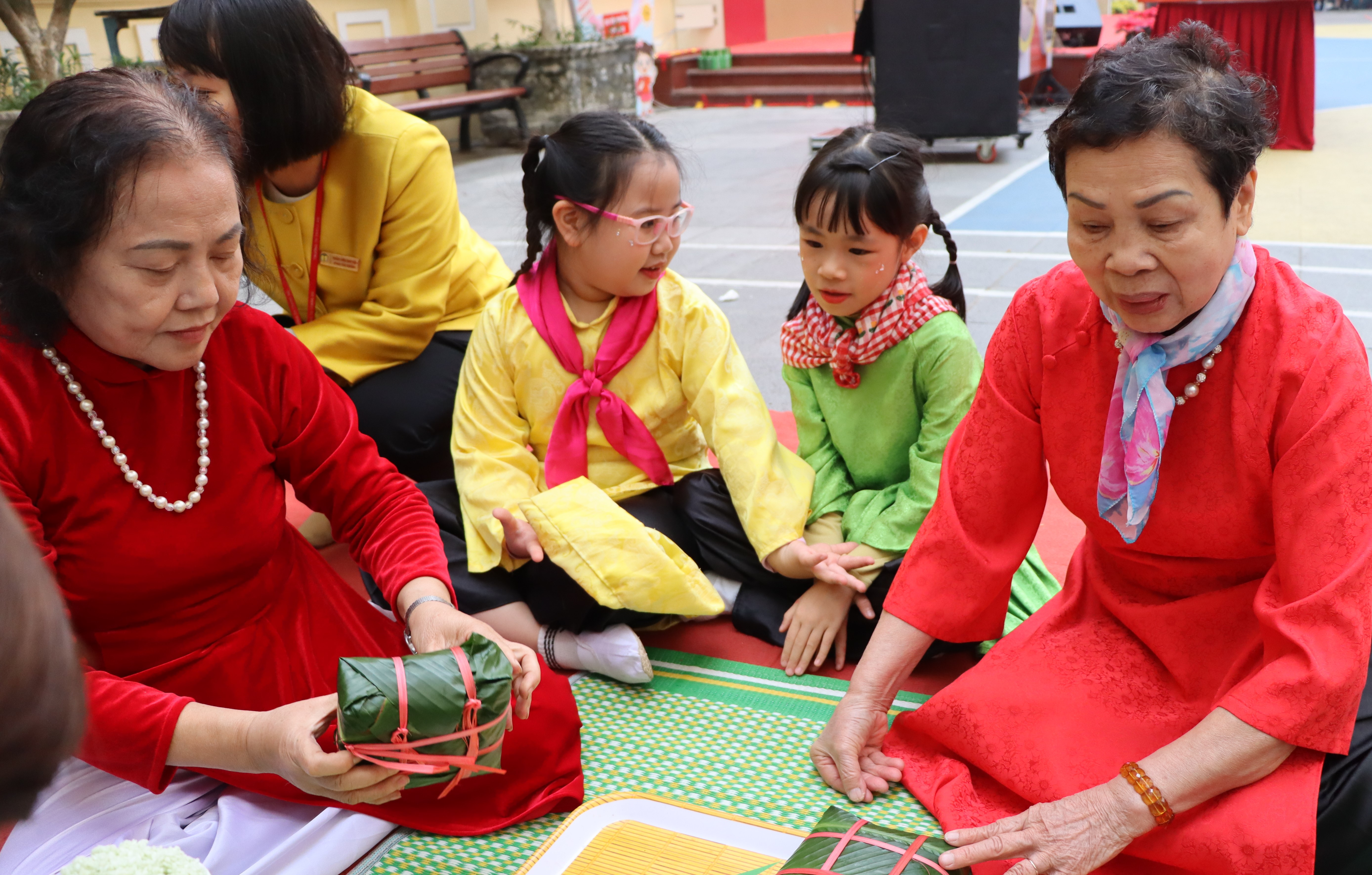 Hội LHPN phường Hoàn Kiếm tưng bừng thi gói bánh chưng, lan tỏa yêu thương nhân dịp Tết Nguyên đán Bính Ngọ - ảnh 6