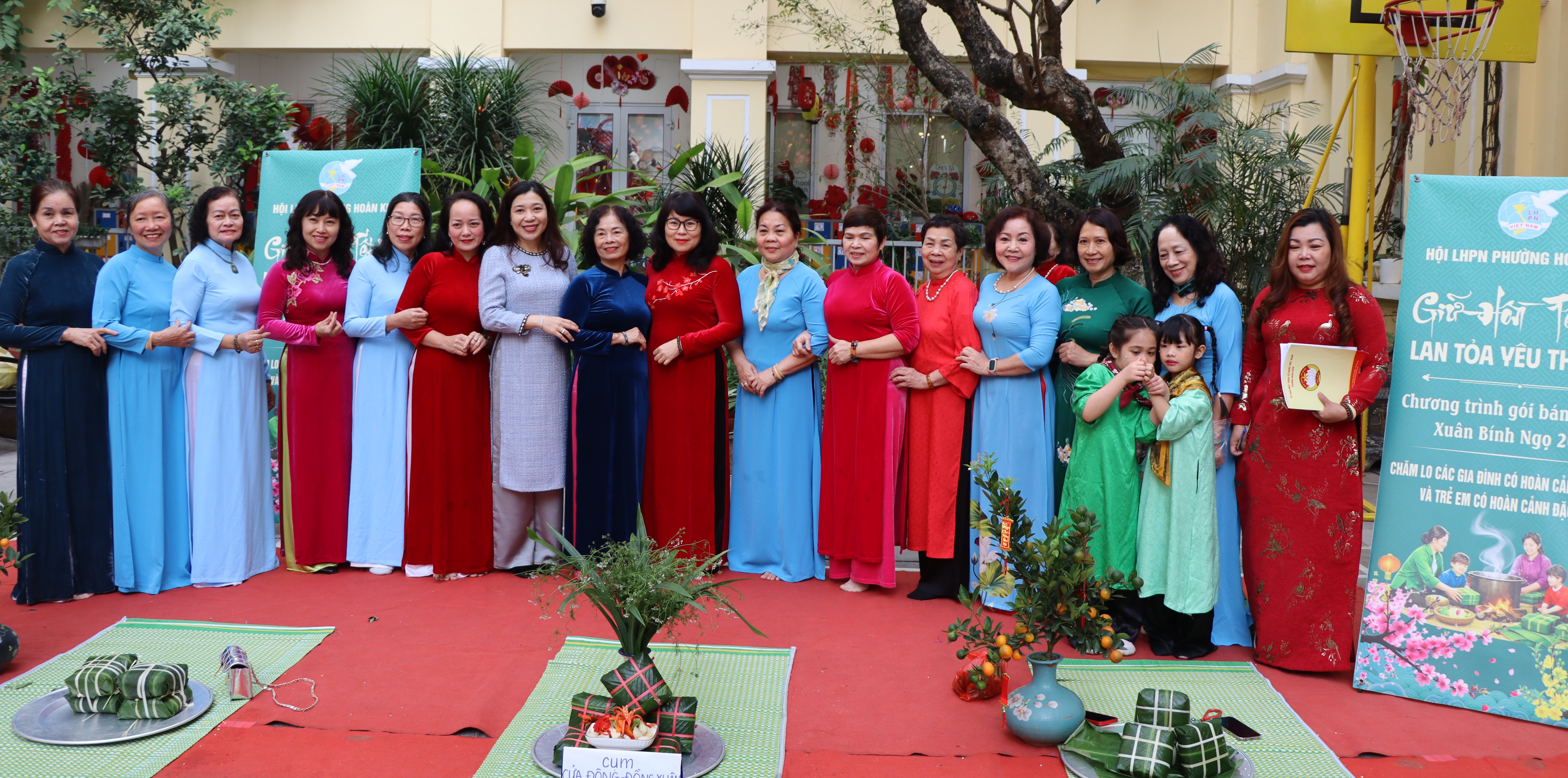 Hội LHPN phường Hoàn Kiếm tưng bừng thi gói bánh chưng, lan tỏa yêu thương nhân dịp Tết Nguyên đán Bính Ngọ - ảnh 13
