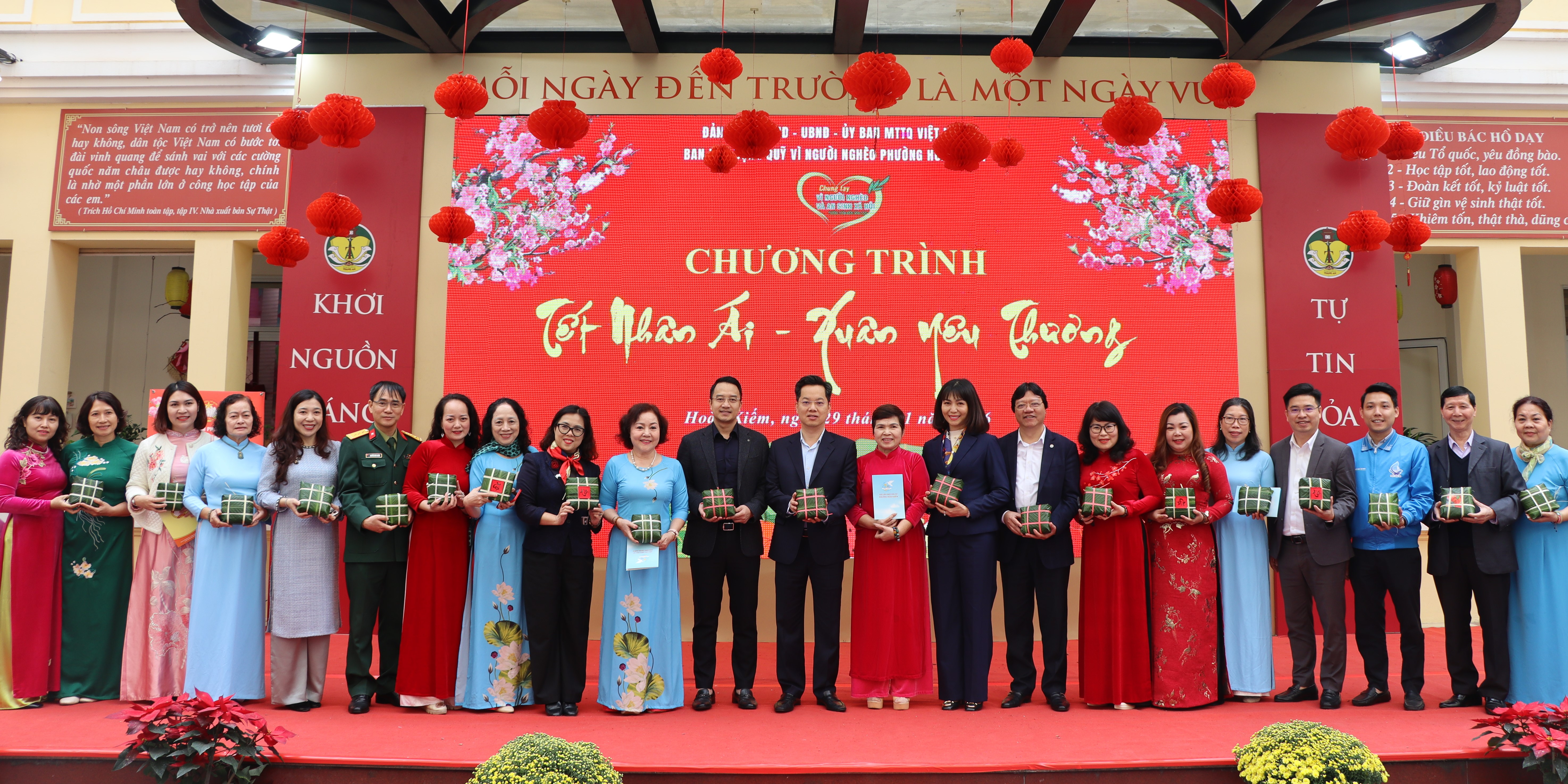 Hội LHPN phường Hoàn Kiếm tưng bừng thi gói bánh chưng, lan tỏa yêu thương nhân dịp Tết Nguyên đán Bính Ngọ - ảnh 12