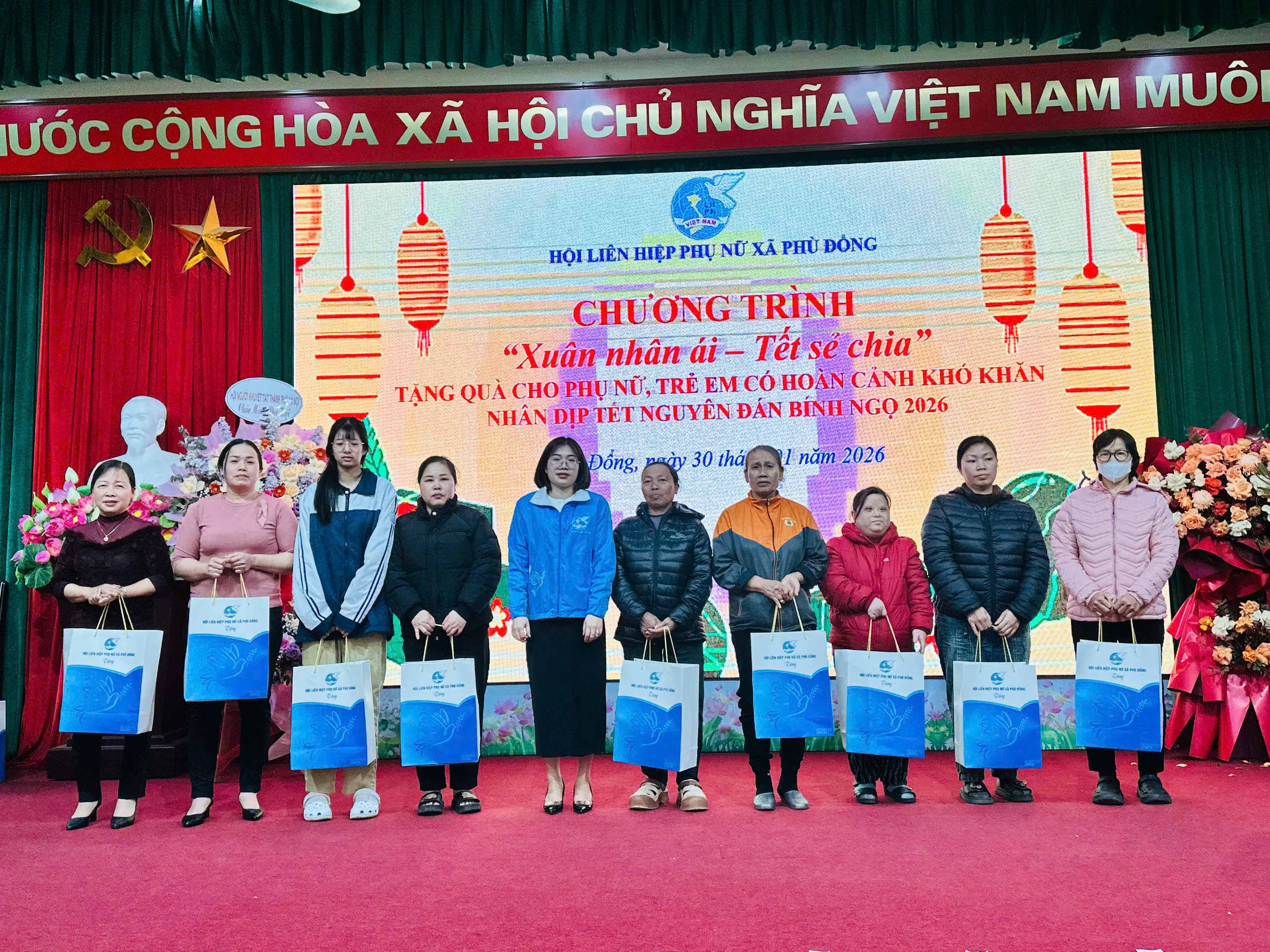 Hội LHPN xã Phù Đổng tặng quà Tết cho hội viên phụ nữ có hoàn cảnh khó khăn - ảnh 3