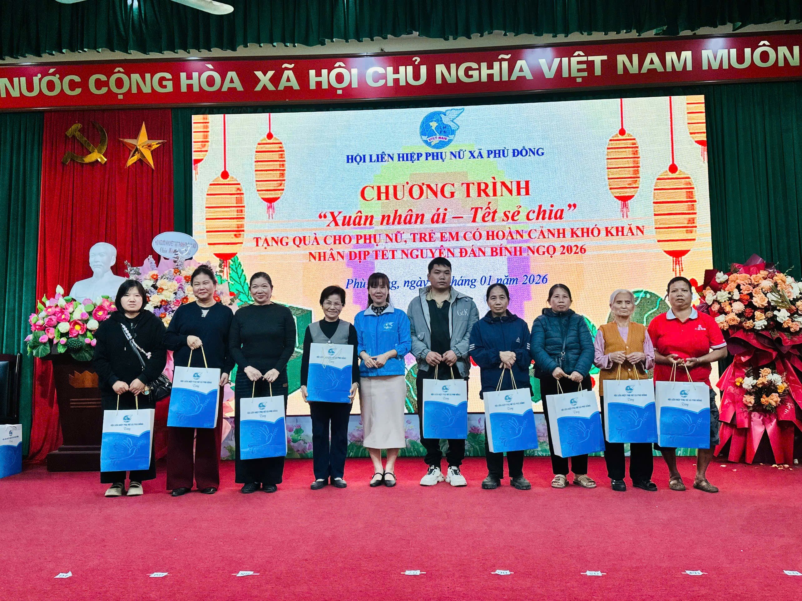 Hội LHPN xã Phù Đổng tặng quà Tết cho hội viên phụ nữ có hoàn cảnh khó khăn - ảnh 1