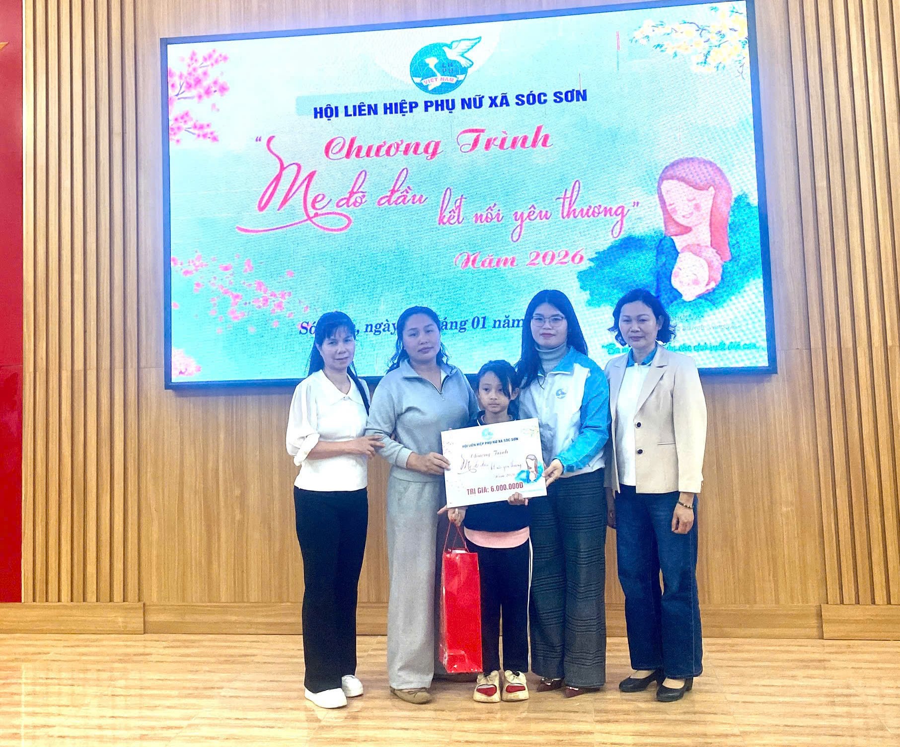 Hội LHPN xã Sóc Sơn trao quà Tết ấm áp nghĩa tình cho phụ nữ, trẻ em có hoàn cảnh khó khăn - ảnh 4