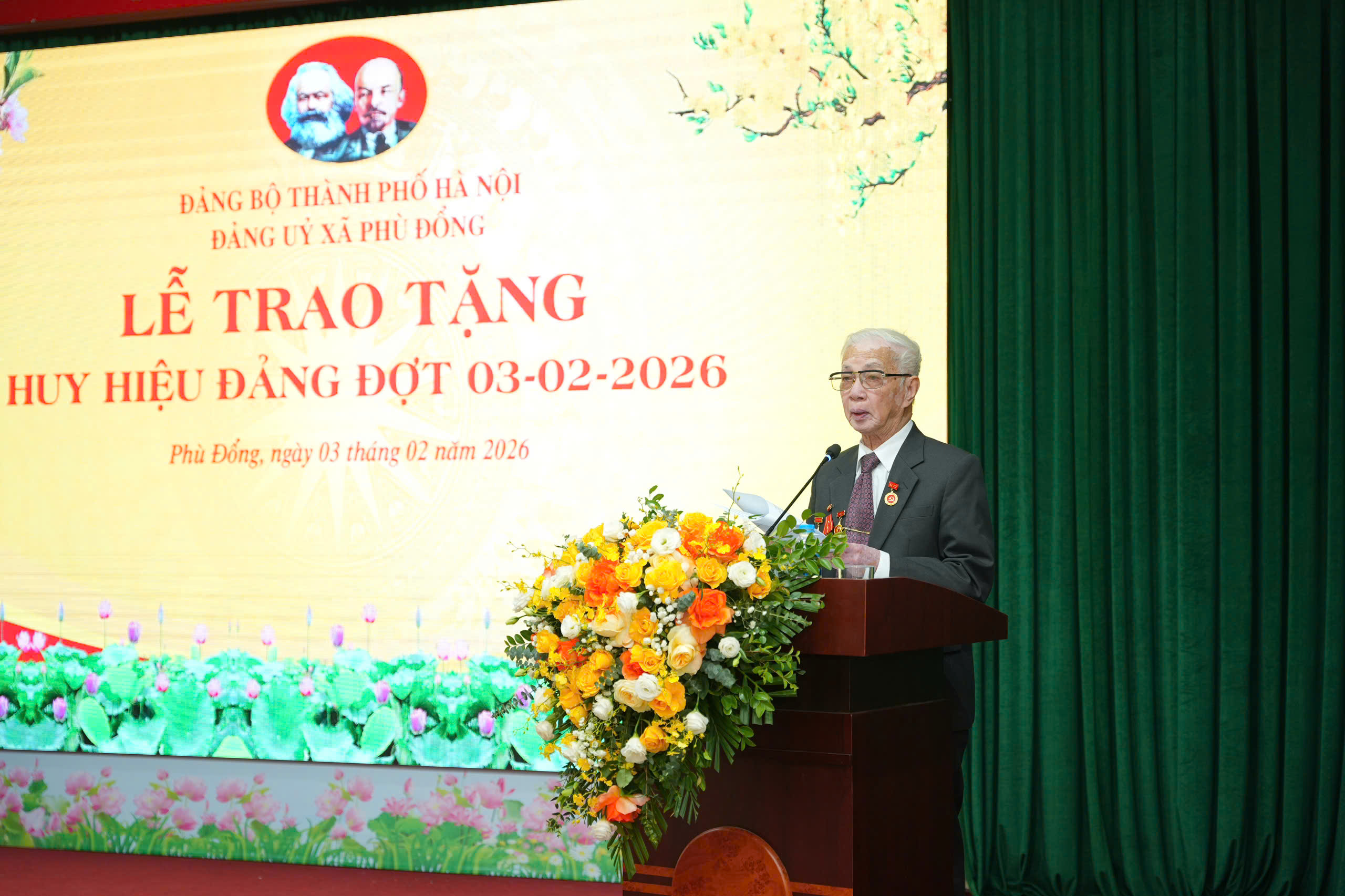 Xã Phù Đổng trao Huy hiệu Đảng cho 77 đảng viên đợt 3/2/2026 - ảnh 4