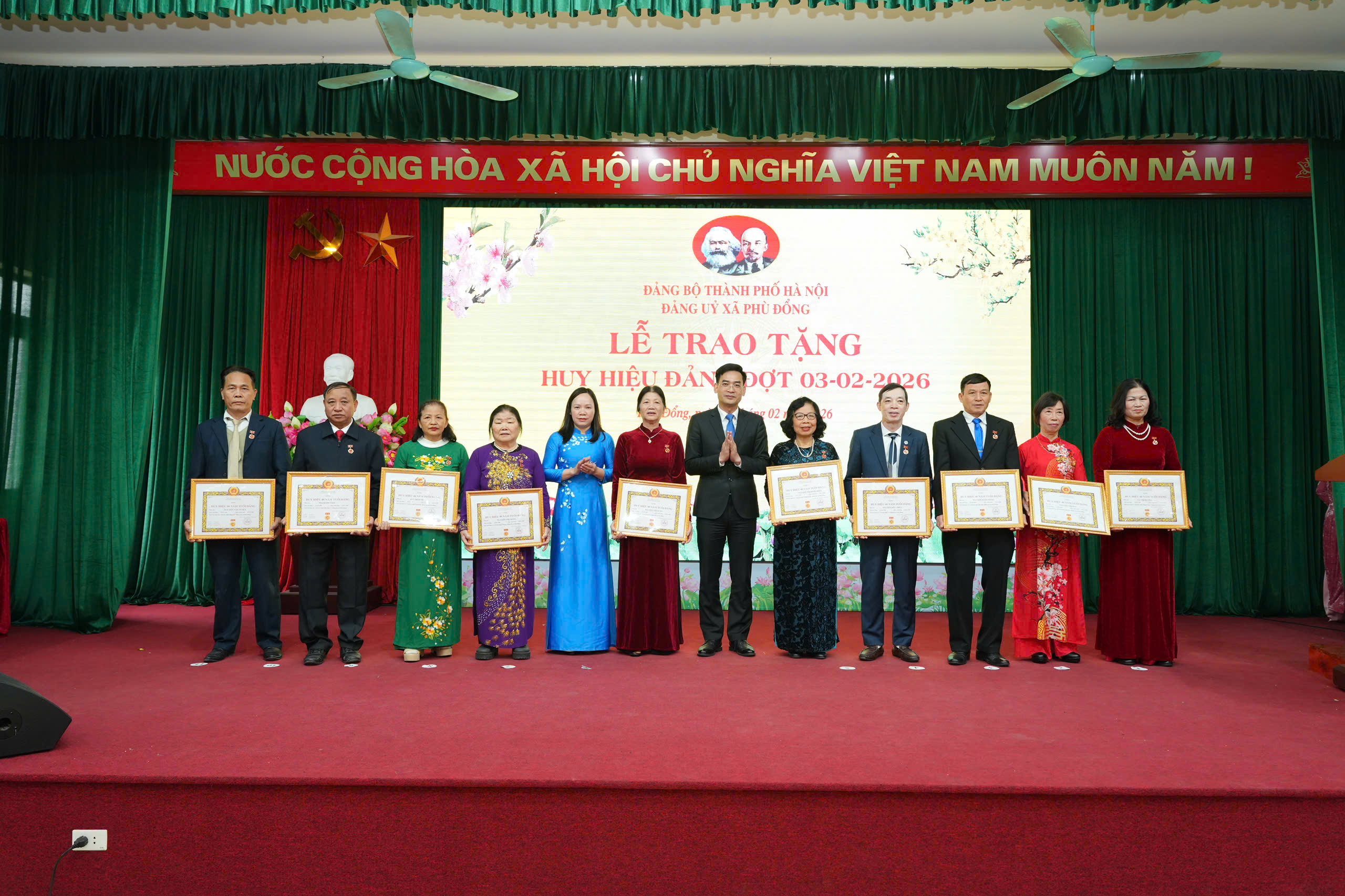 Xã Phù Đổng trao Huy hiệu Đảng cho 77 đảng viên đợt 3/2/2026 - ảnh 5