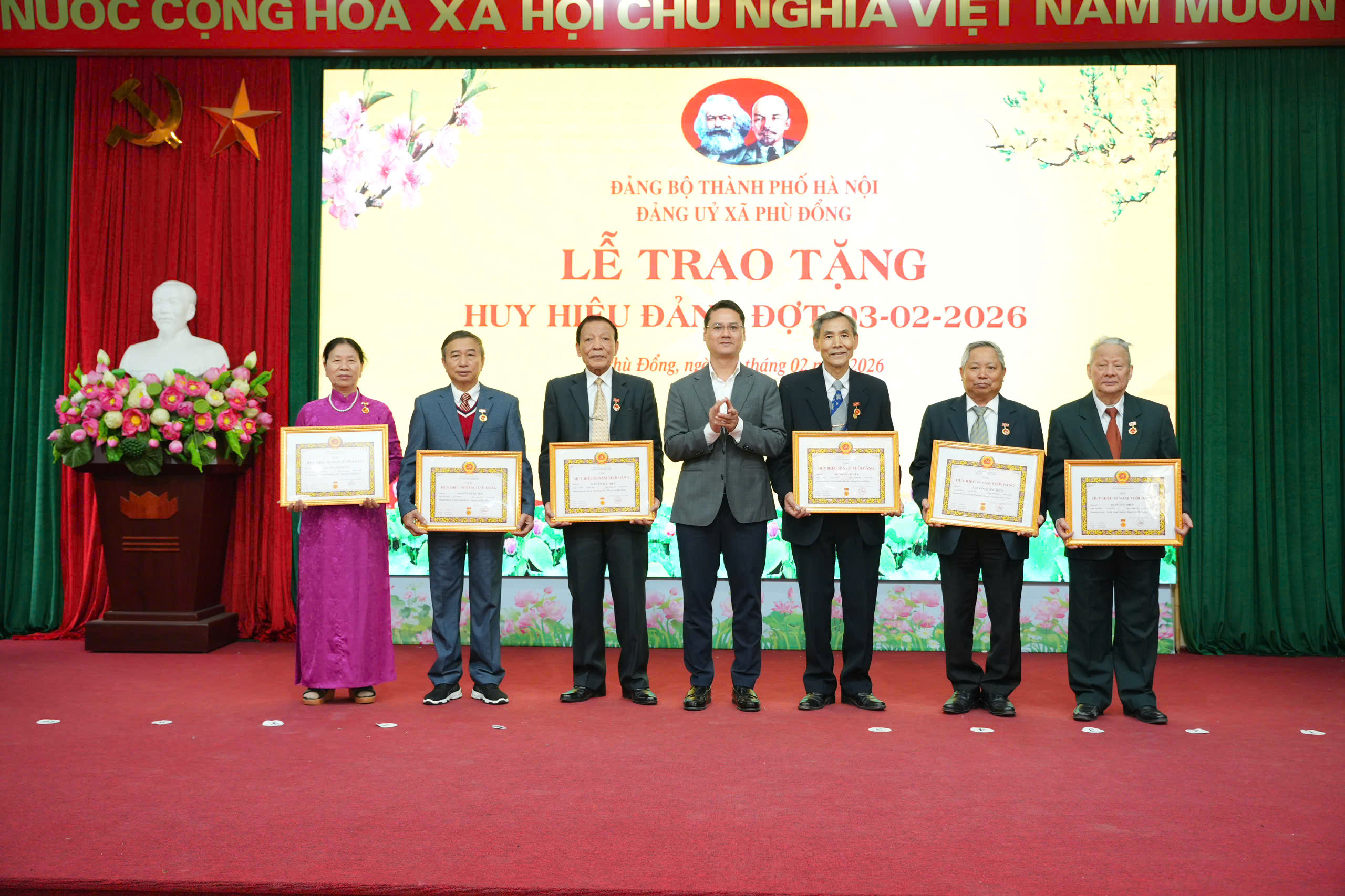 Xã Phù Đổng trao Huy hiệu Đảng cho 77 đảng viên đợt 3/2/2026 - ảnh 6