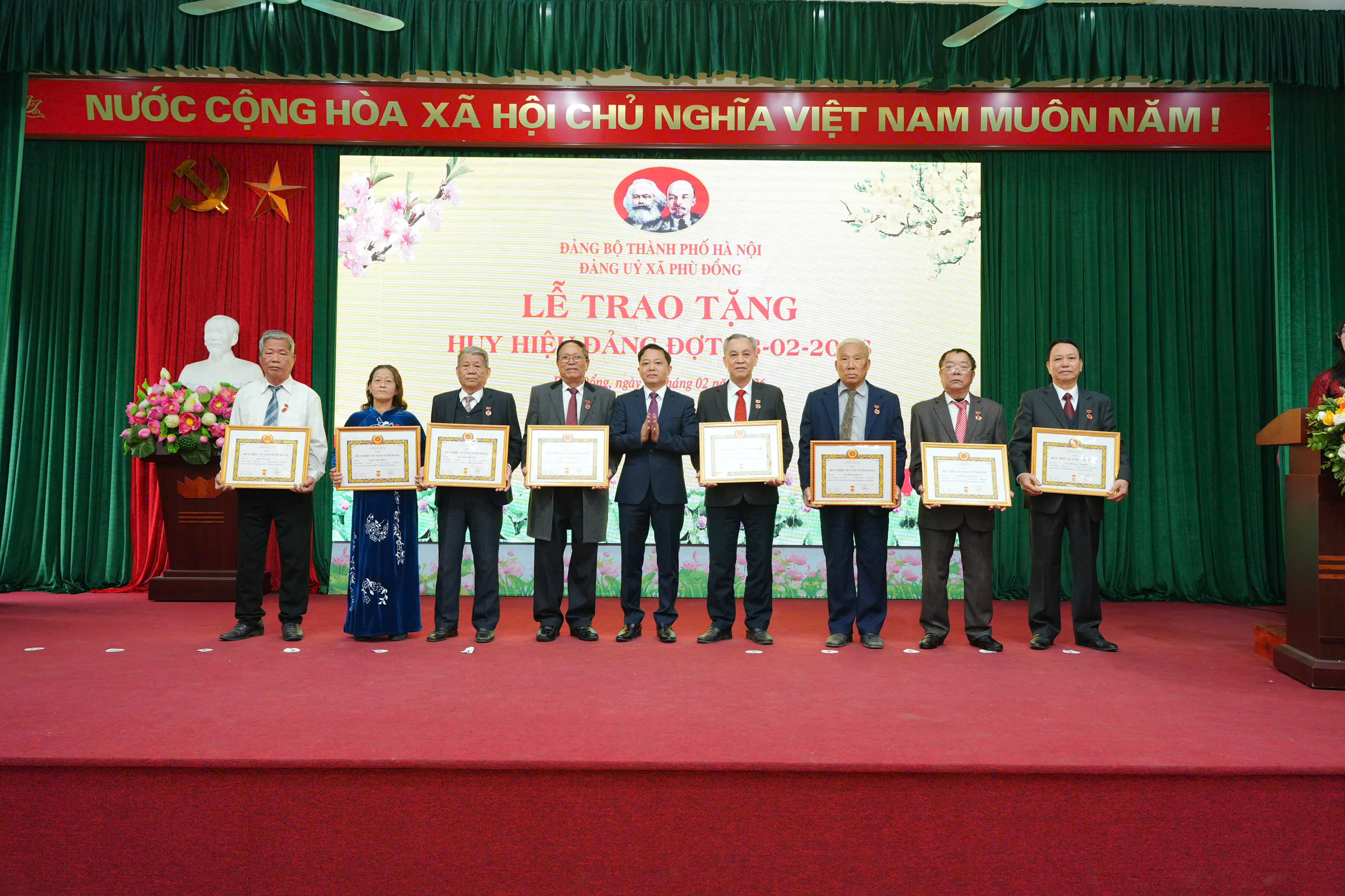 Xã Phù Đổng trao Huy hiệu Đảng cho 77 đảng viên đợt 3/2/2026 - ảnh 9