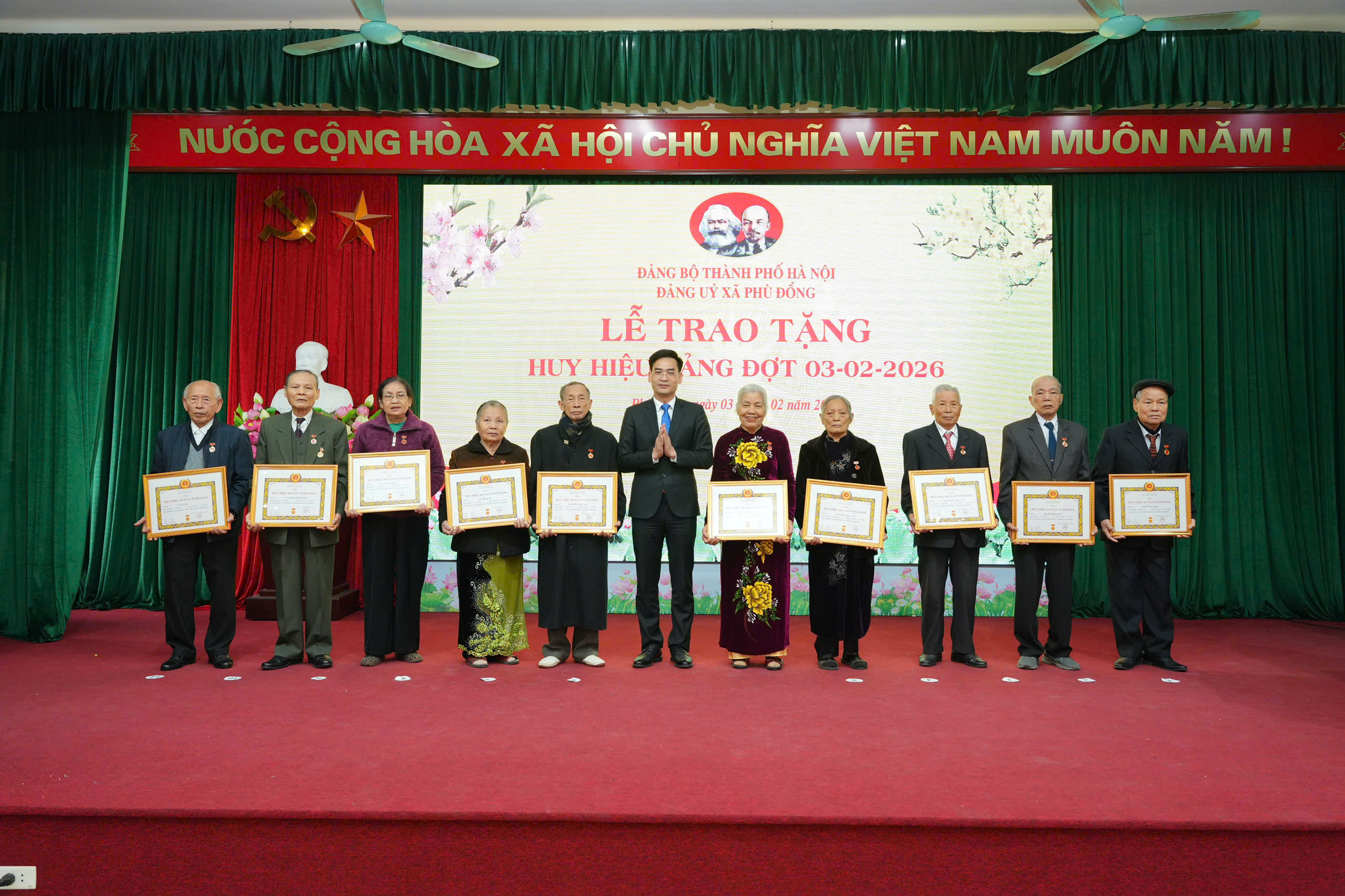 Xã Phù Đổng trao Huy hiệu Đảng cho 77 đảng viên đợt 3/2/2026 - ảnh 10