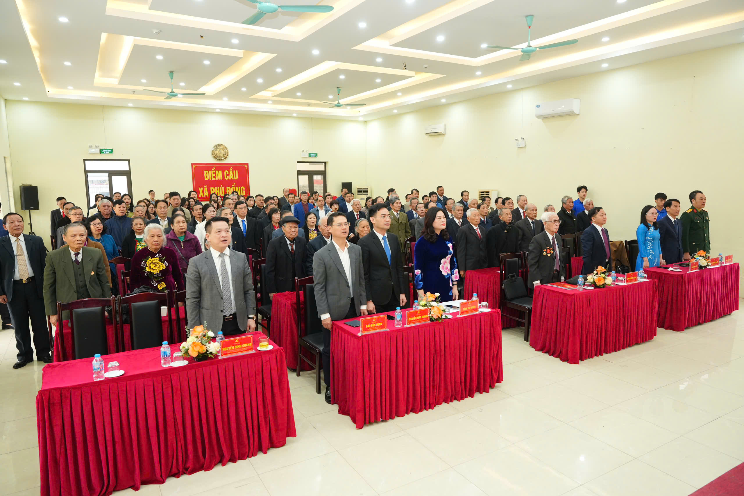 Xã Phù Đổng trao Huy hiệu Đảng cho 77 đảng viên đợt 3/2/2026 - ảnh 1