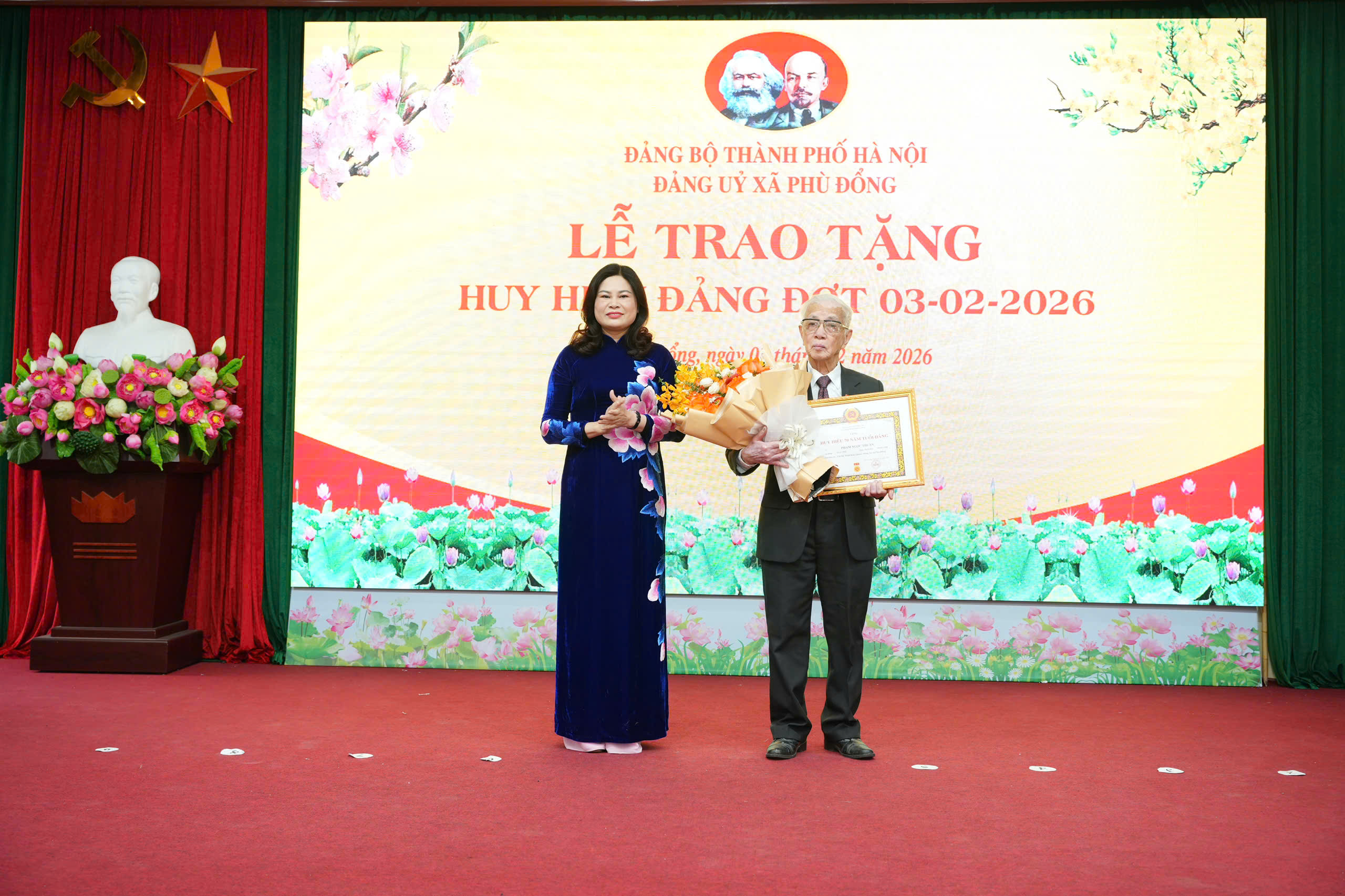 Xã Phù Đổng trao Huy hiệu Đảng cho 77 đảng viên đợt 3/2/2026 - ảnh 2