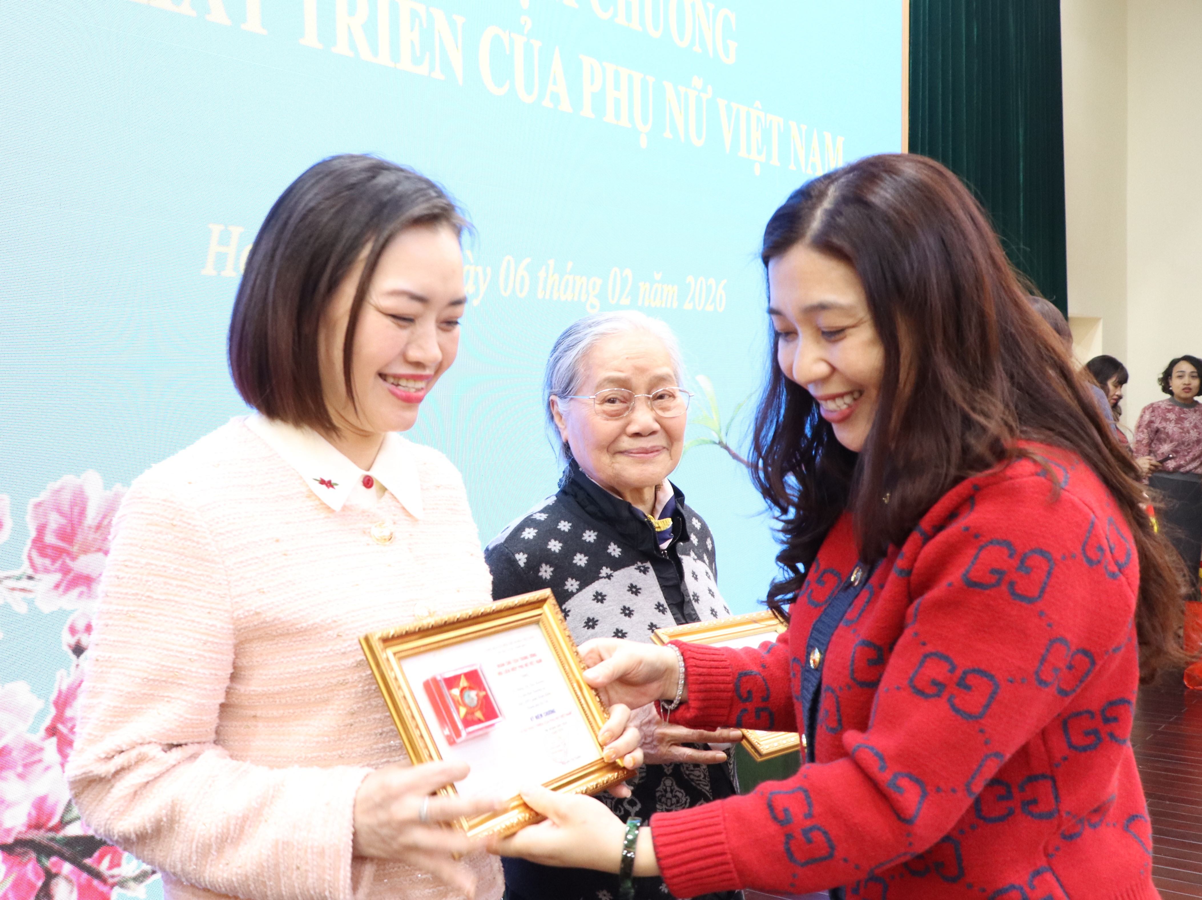 Hội LHPN phường Hoàn Kiếm trao Kỷ niệm chương, tặng quà cho trẻ em, tri ân đội ngũ cán bộ Hội nhân dịp Tết Nguyên đán Bính Ngọ 2026 - ảnh 1