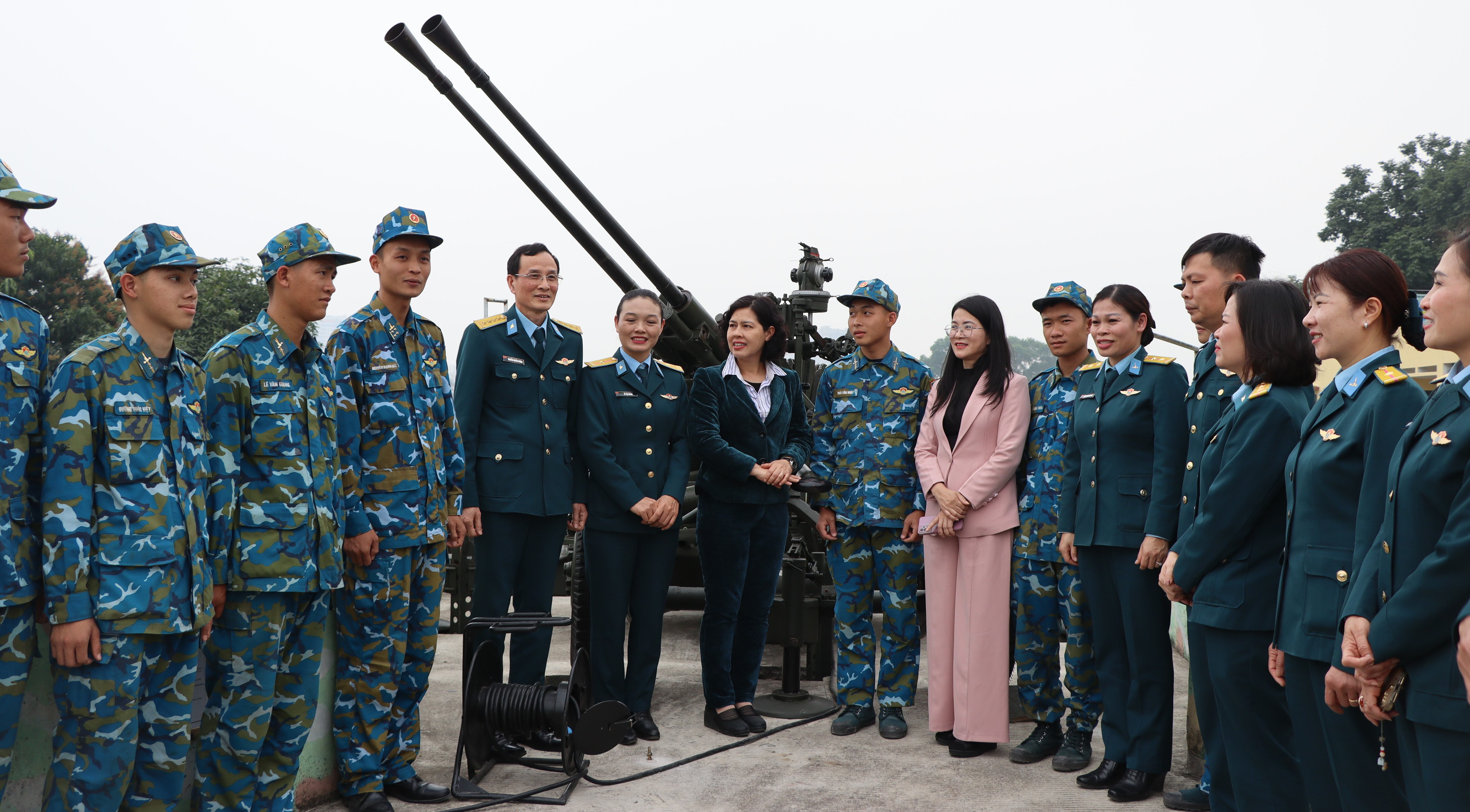Hội LHPN Hà Nội thăm, chúc Tết Sư đoàn Phòng không 361 và các đơn vị trực thuộc - ảnh 18