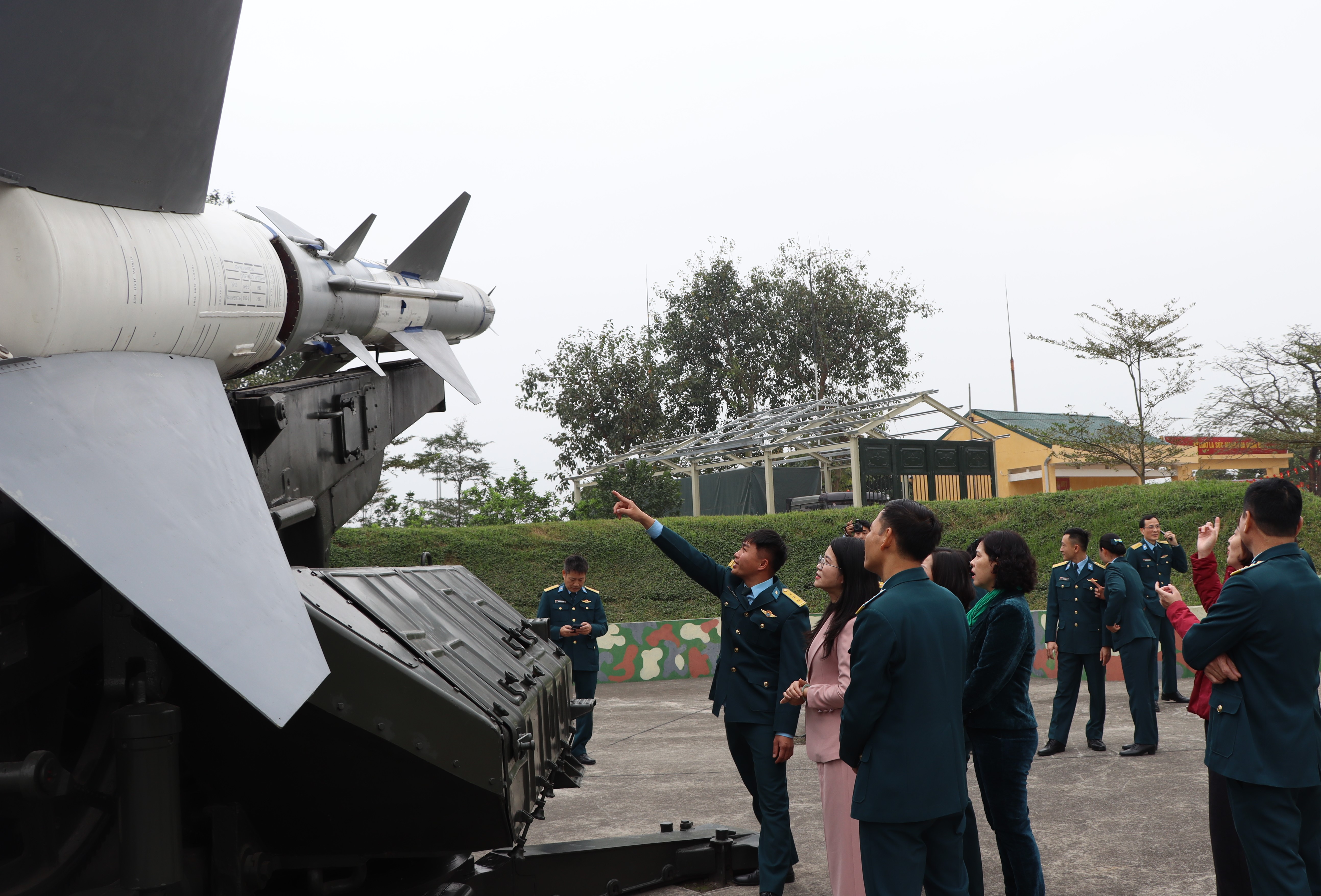 Hội LHPN Hà Nội thăm, chúc Tết Sư đoàn Phòng không 361 và các đơn vị trực thuộc - ảnh 32