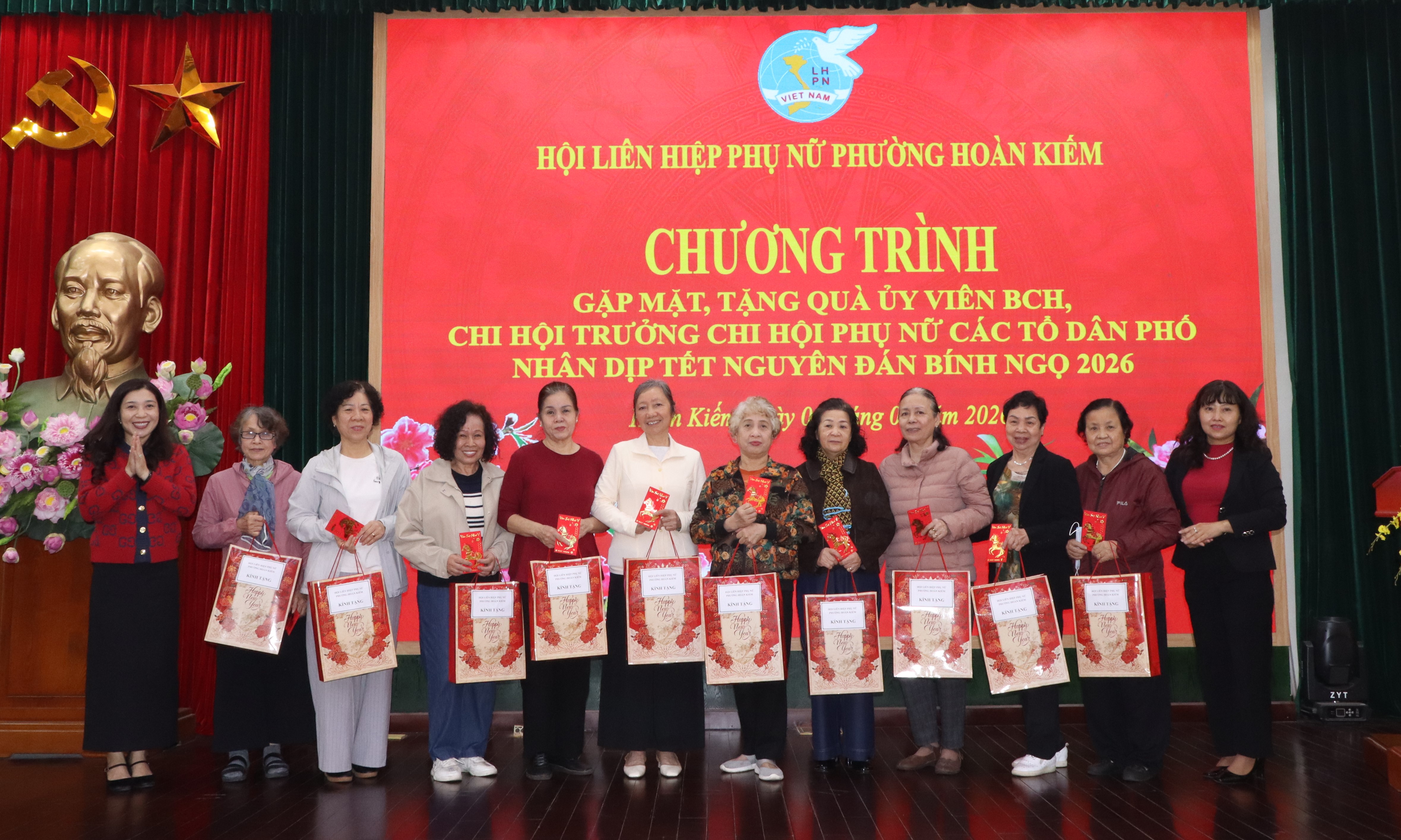 Hội LHPN phường Hoàn Kiếm trao Kỷ niệm chương, tặng quà cho trẻ em, tri ân đội ngũ cán bộ Hội nhân dịp Tết Nguyên đán Bính Ngọ 2026 - ảnh 6