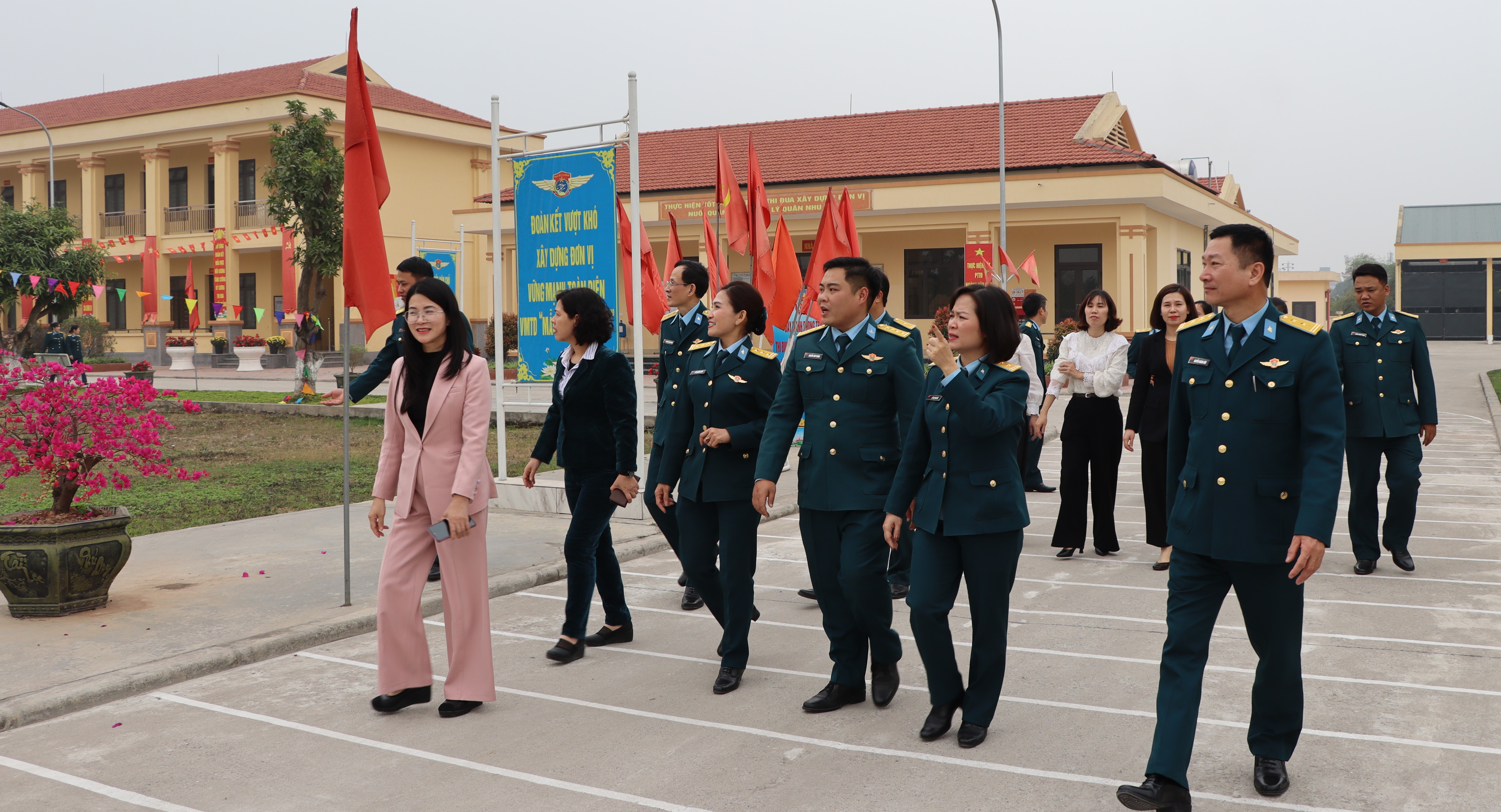 Hội LHPN Hà Nội thăm, chúc Tết Sư đoàn Phòng không 361 và các đơn vị trực thuộc - ảnh 31