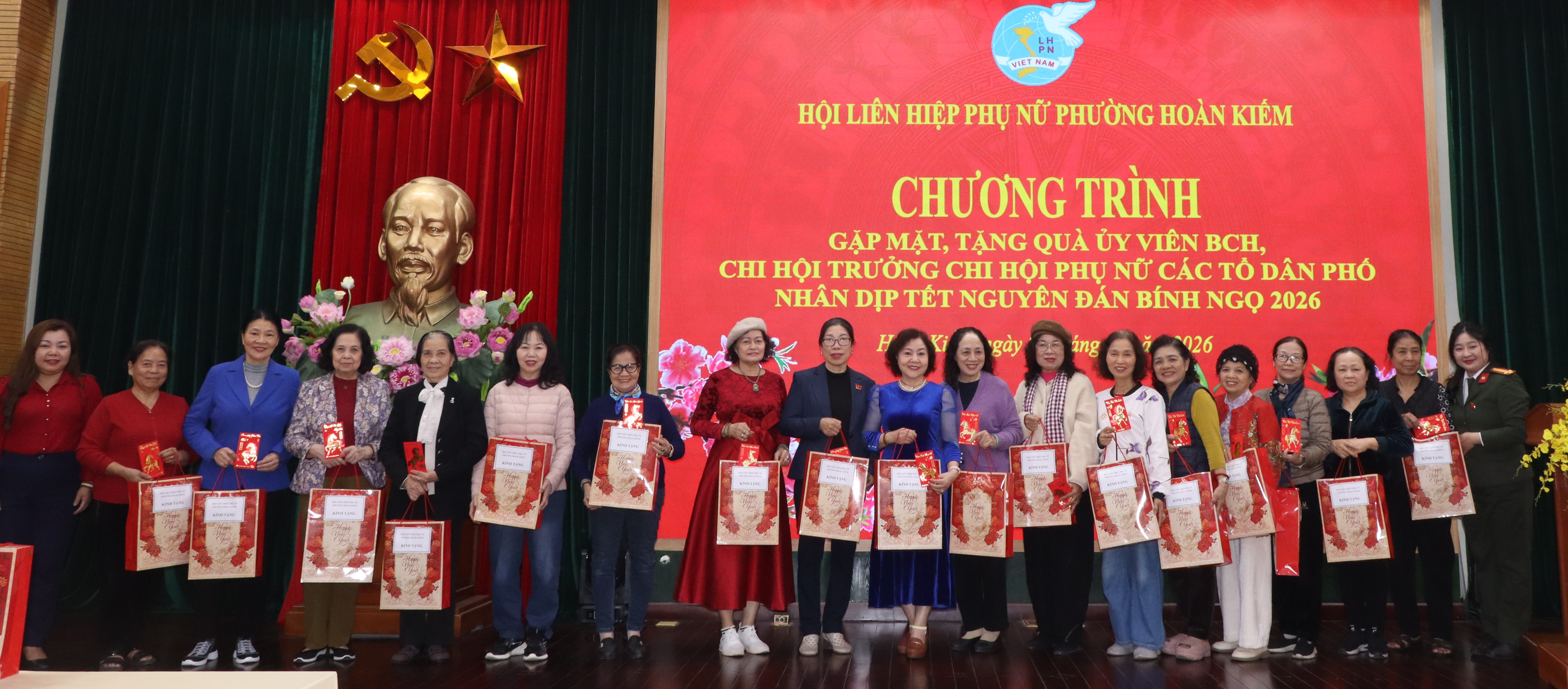 Hội LHPN phường Hoàn Kiếm trao Kỷ niệm chương, tặng quà cho trẻ em, tri ân đội ngũ cán bộ Hội nhân dịp Tết Nguyên đán Bính Ngọ 2026 - ảnh 8