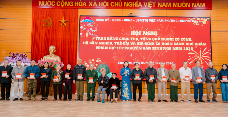 Phường Long Biên gặp mặt, trao Bằng chúc thọ, tặng quà người có công nhân dịp Tết Nguyên đán Bính Ngọ 2026 - ảnh 2