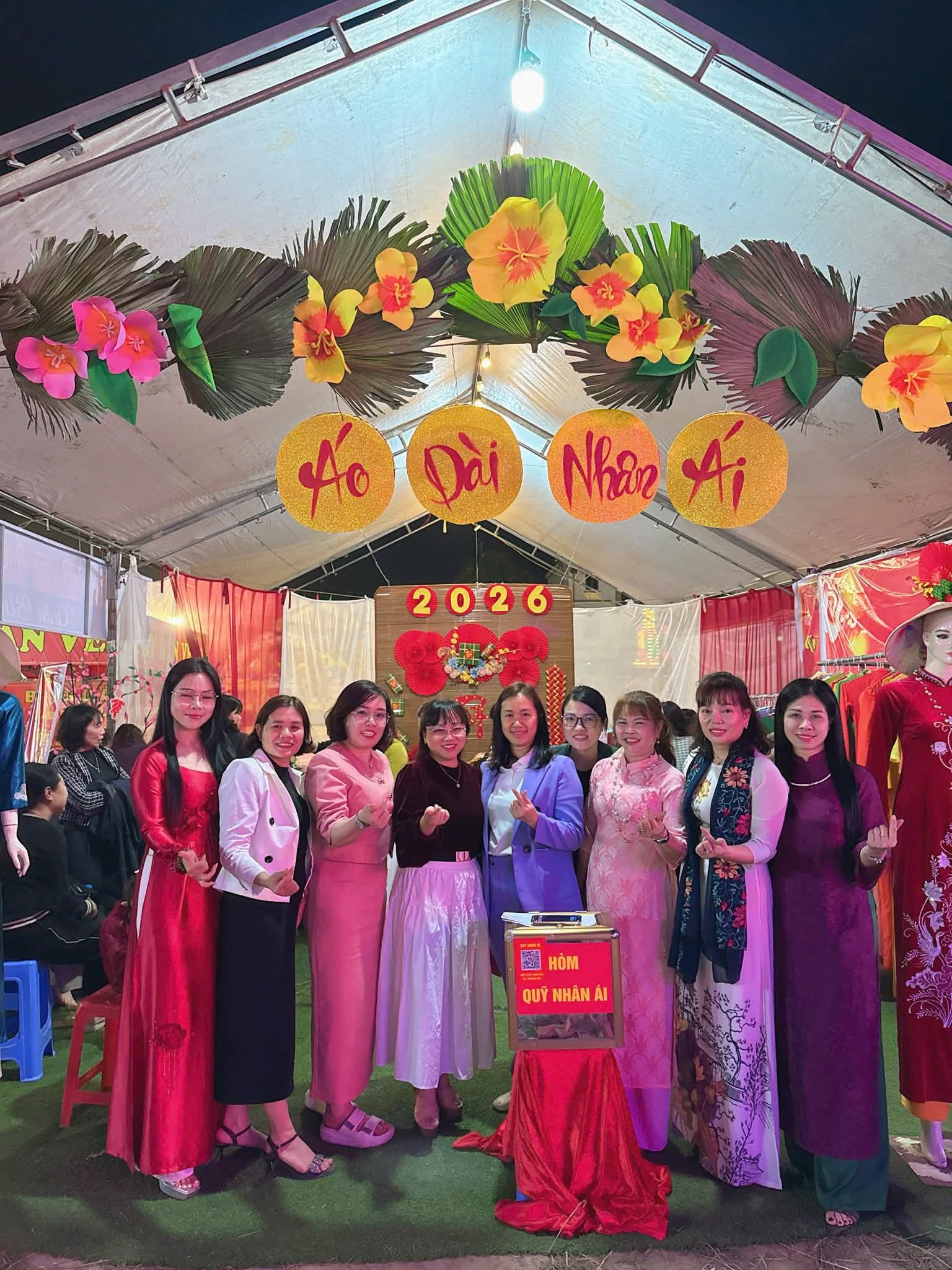 Hội LHPN xã Trung Giã tổ chức gian hàng “Áo dài nhân ái”  - ảnh 3