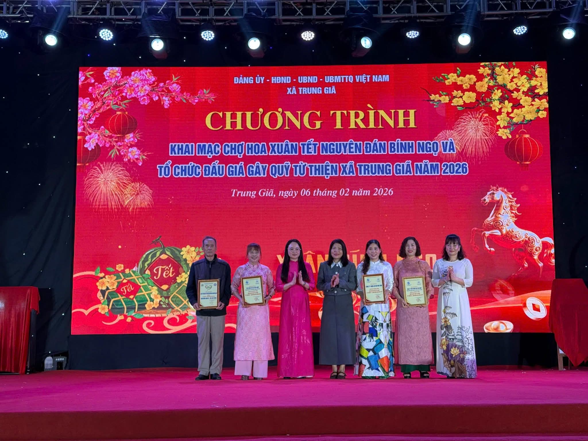 Hội LHPN xã Trung Giã tổ chức gian hàng “Áo dài nhân ái”  - ảnh 7