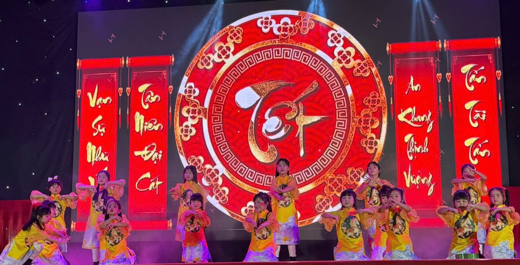 Hội LHPN xã Trung Giã tổ chức gian hàng “Áo dài nhân ái”  - ảnh 2