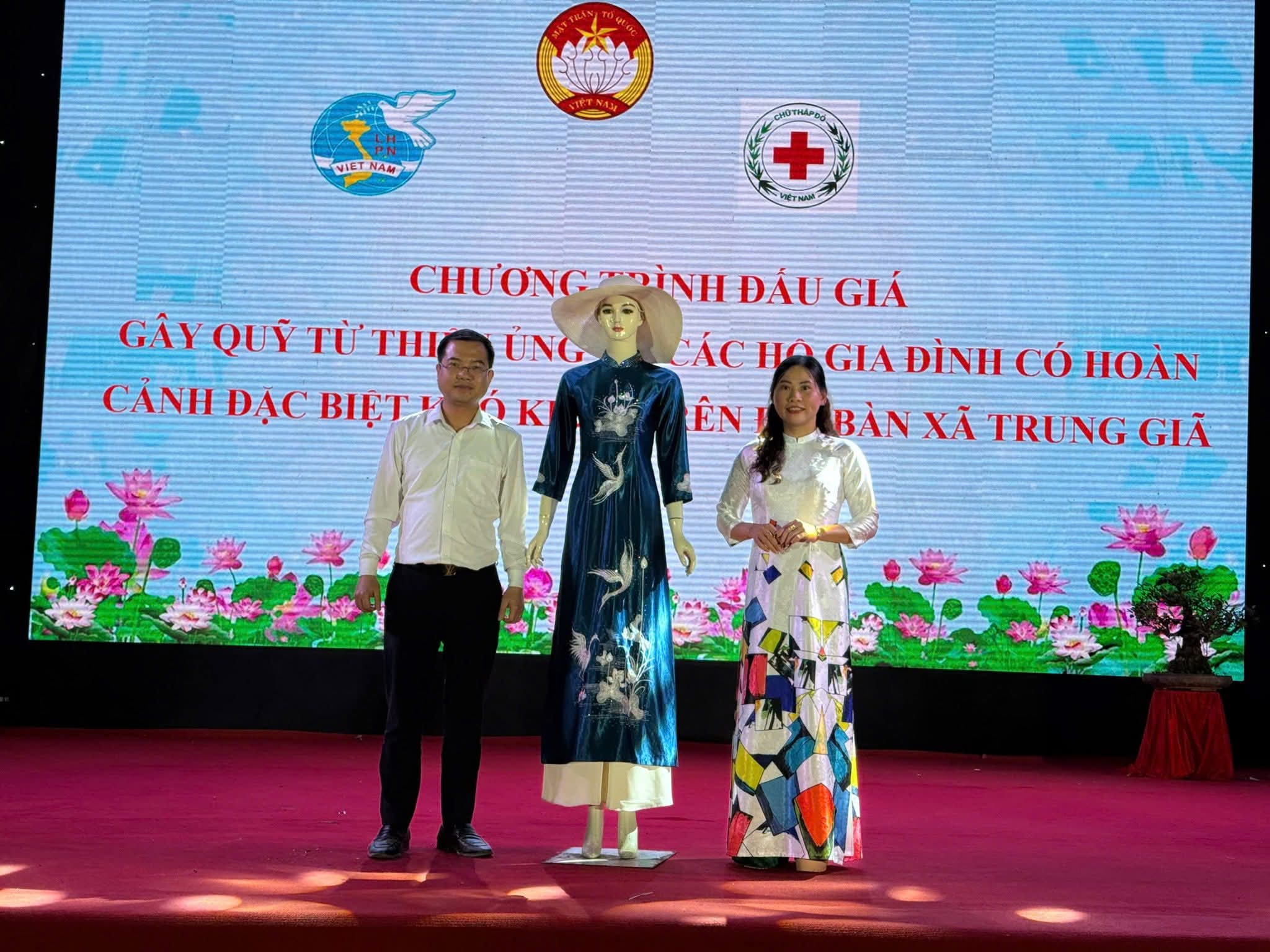 Hội LHPN xã Trung Giã tổ chức gian hàng “Áo dài nhân ái”  - ảnh 5