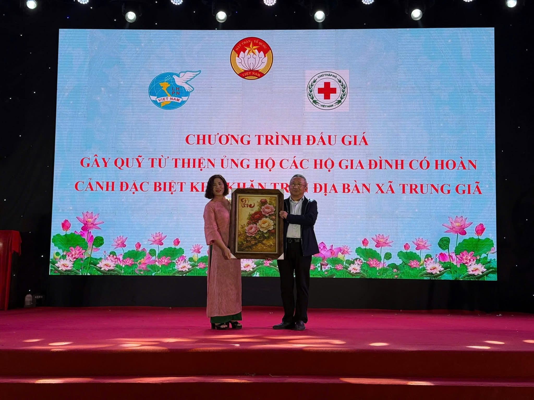 Hội LHPN xã Trung Giã tổ chức gian hàng “Áo dài nhân ái”  - ảnh 4