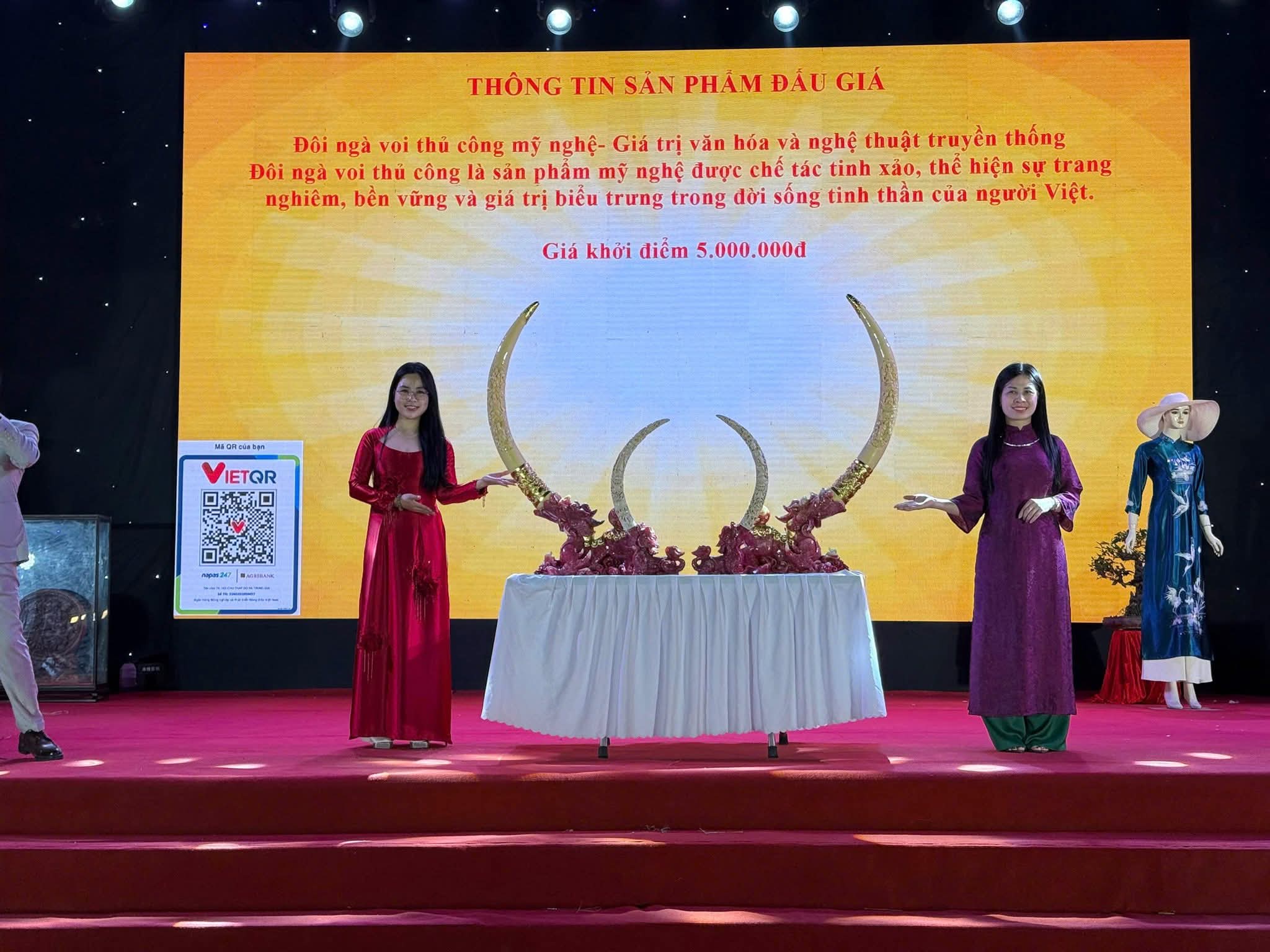 Hội LHPN xã Trung Giã tổ chức gian hàng “Áo dài nhân ái”  - ảnh 6