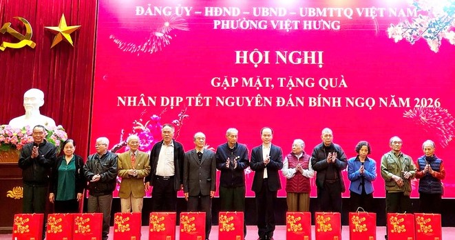 Phường Việt Hưng gặp mặt, tặng quà và tri ân người có công với cách mạng, các gia đình chính sách - ảnh 1