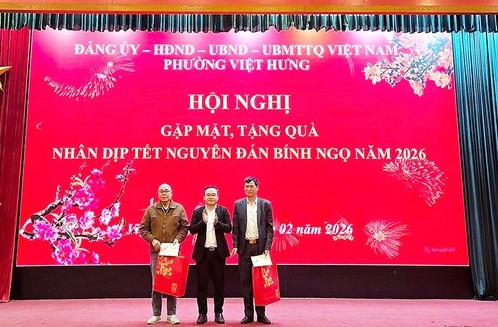 Phường Việt Hưng gặp mặt, tặng quà và tri ân người có công với cách mạng, các gia đình chính sách - ảnh 2