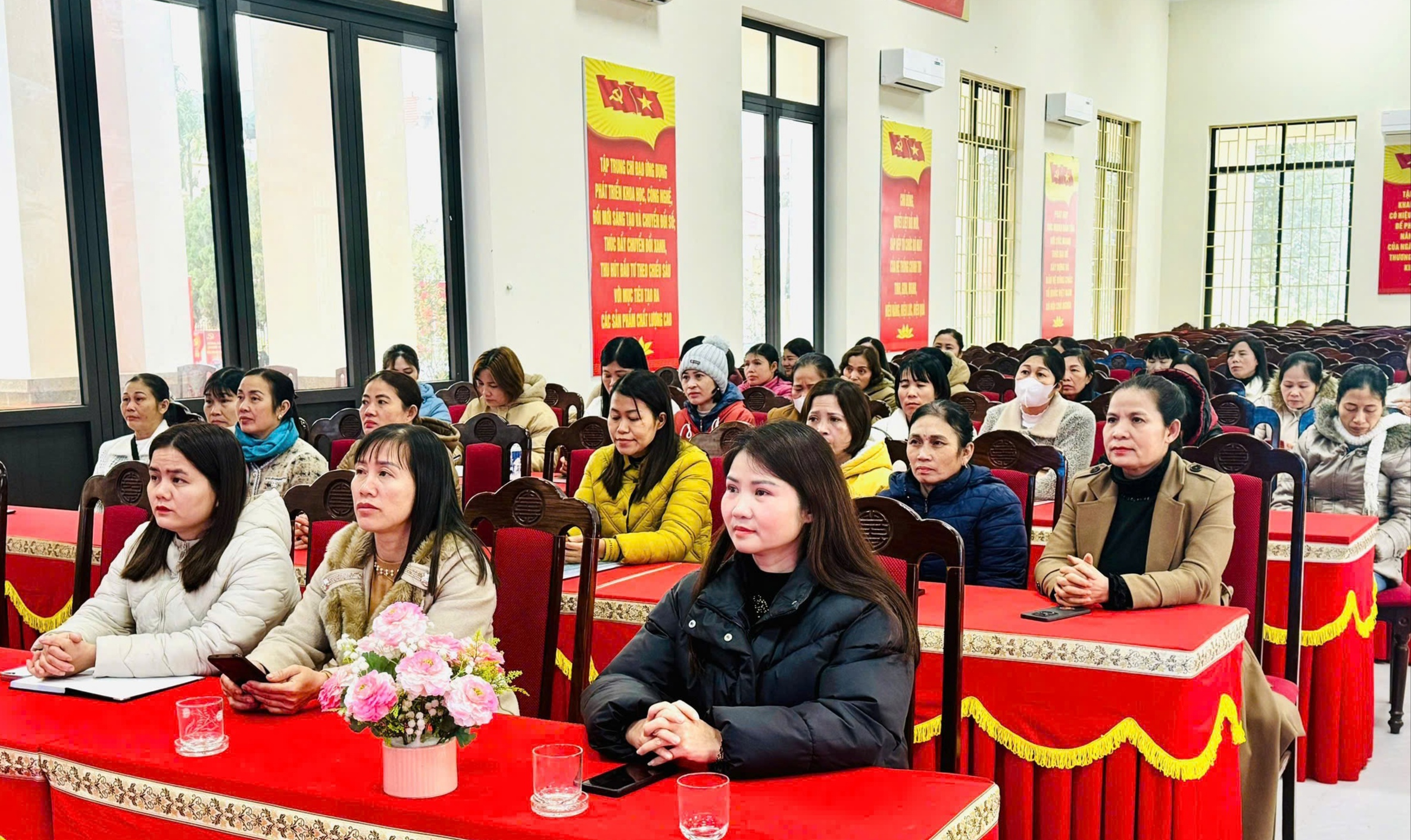 Hội LHPN xã Bất Bạt tuyên truyền công tác bầu cử Quốc hội khóa XVI và Hội đồng nhân dân các cấp  - ảnh 1