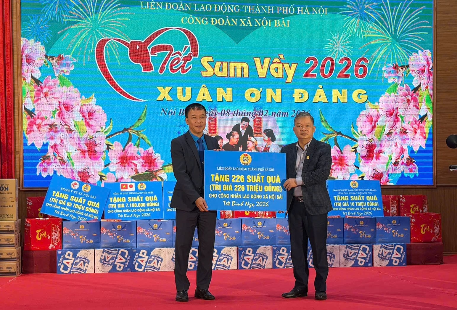 Xã Nội Bài trao quà Tết cho các gia đình chính sách, đoàn viên công đoàn và người lao động có hoàn cảnh khó khăn - ảnh 1