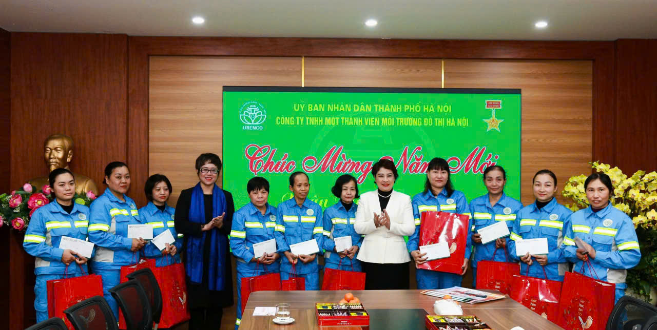 Hội LHPN Hà Nội thăm, chúc Tết cán bộ, công nhân môi trường đô thị Hà Nội - ảnh 2